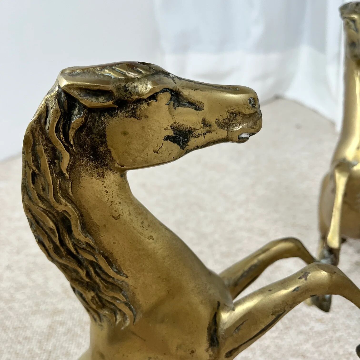 Hollywood Regency style coffee table, 6 patinated brass horses and glass top, 1970.