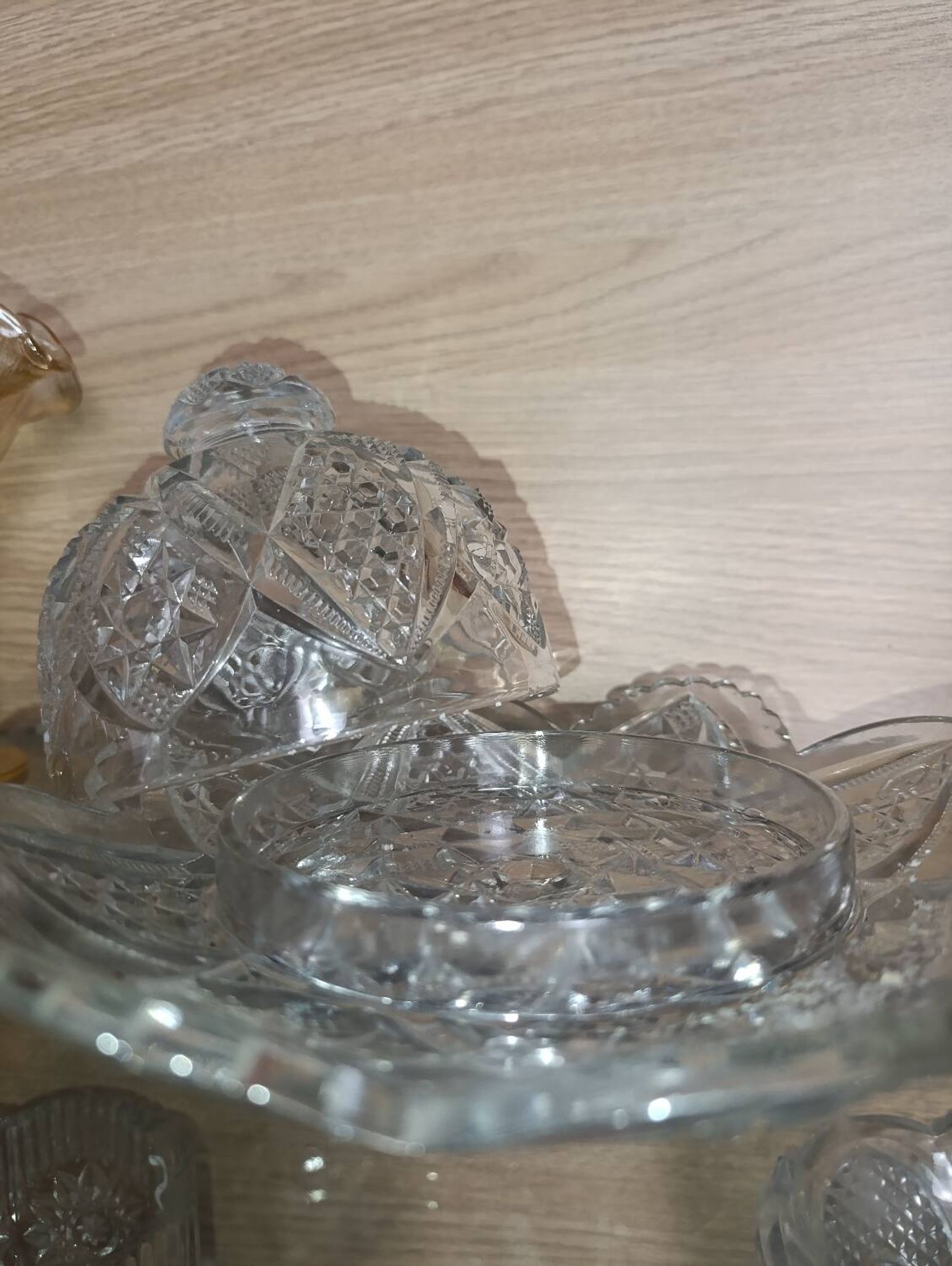 Beurrier ancien en verre taillé
