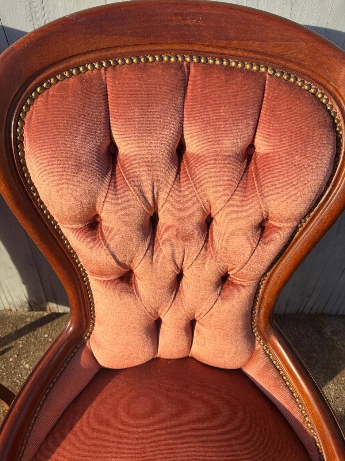 Paire de chauffeuses & pouf Louis-Philippe velours rose, XIXe