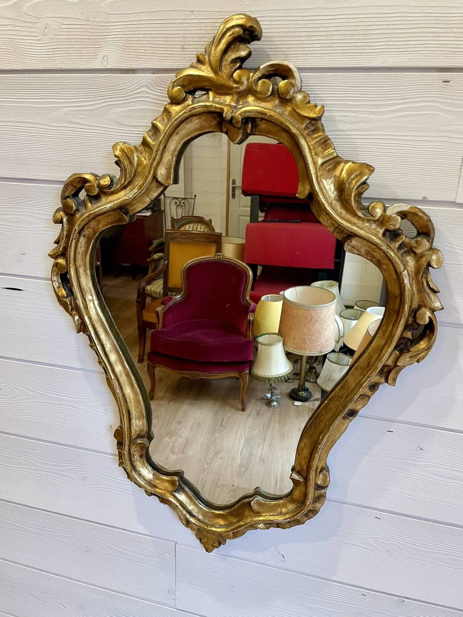 Vintage wall mirror in Louis XV / Baroque style – Carved wooden frame in gold.