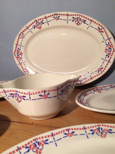 Together 4 ramekins, flat oval and sauce