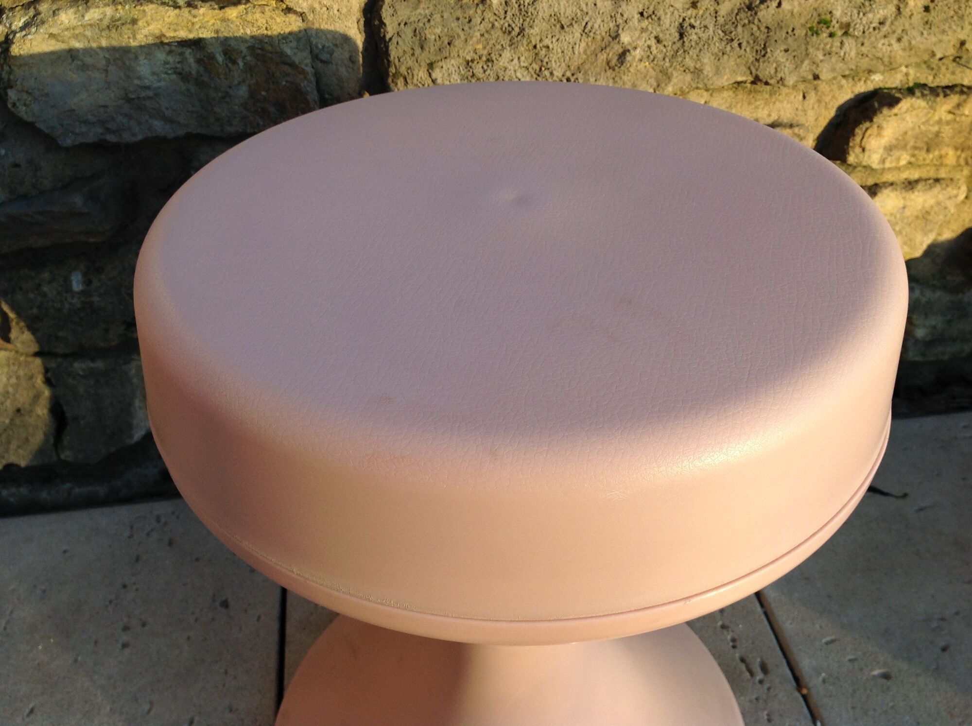 Powder pink / vintage 60s-70s tam tam stool