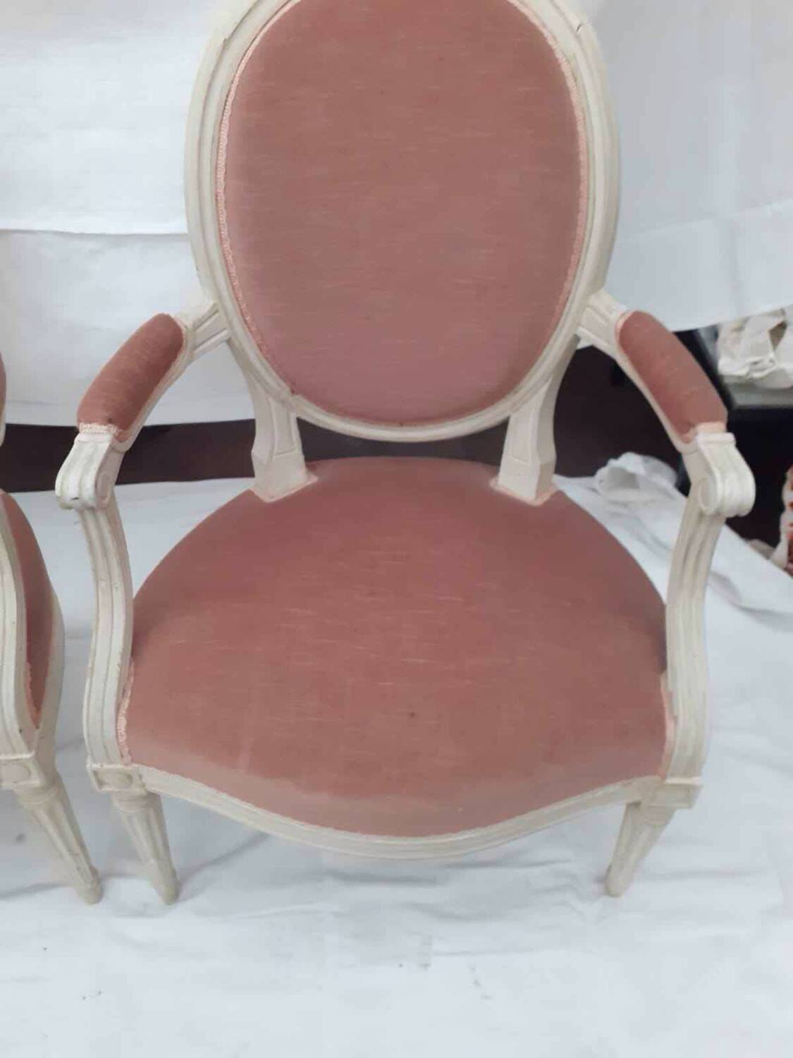 Paire de fauteuil médaillon style Louis XVI blanc patiné