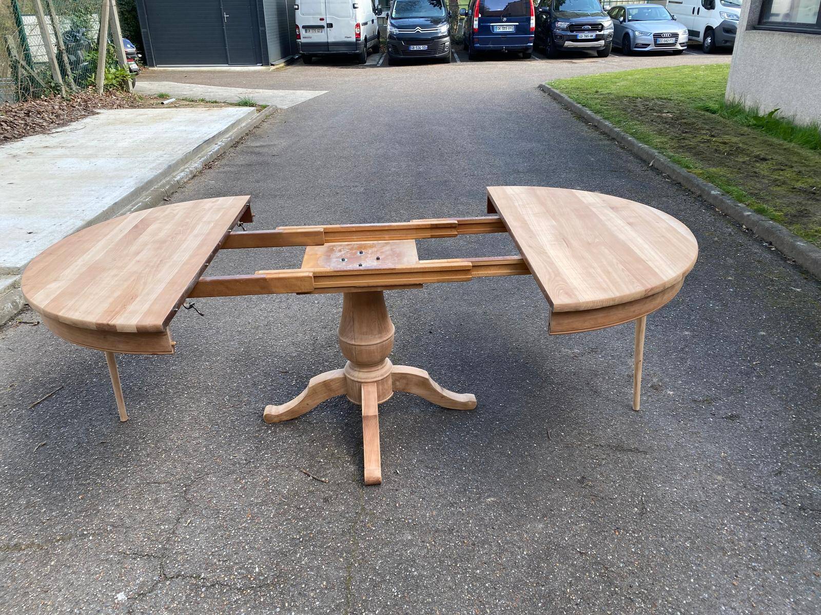Extendable round dining table with central leg, renovated in raw oak, 210cm