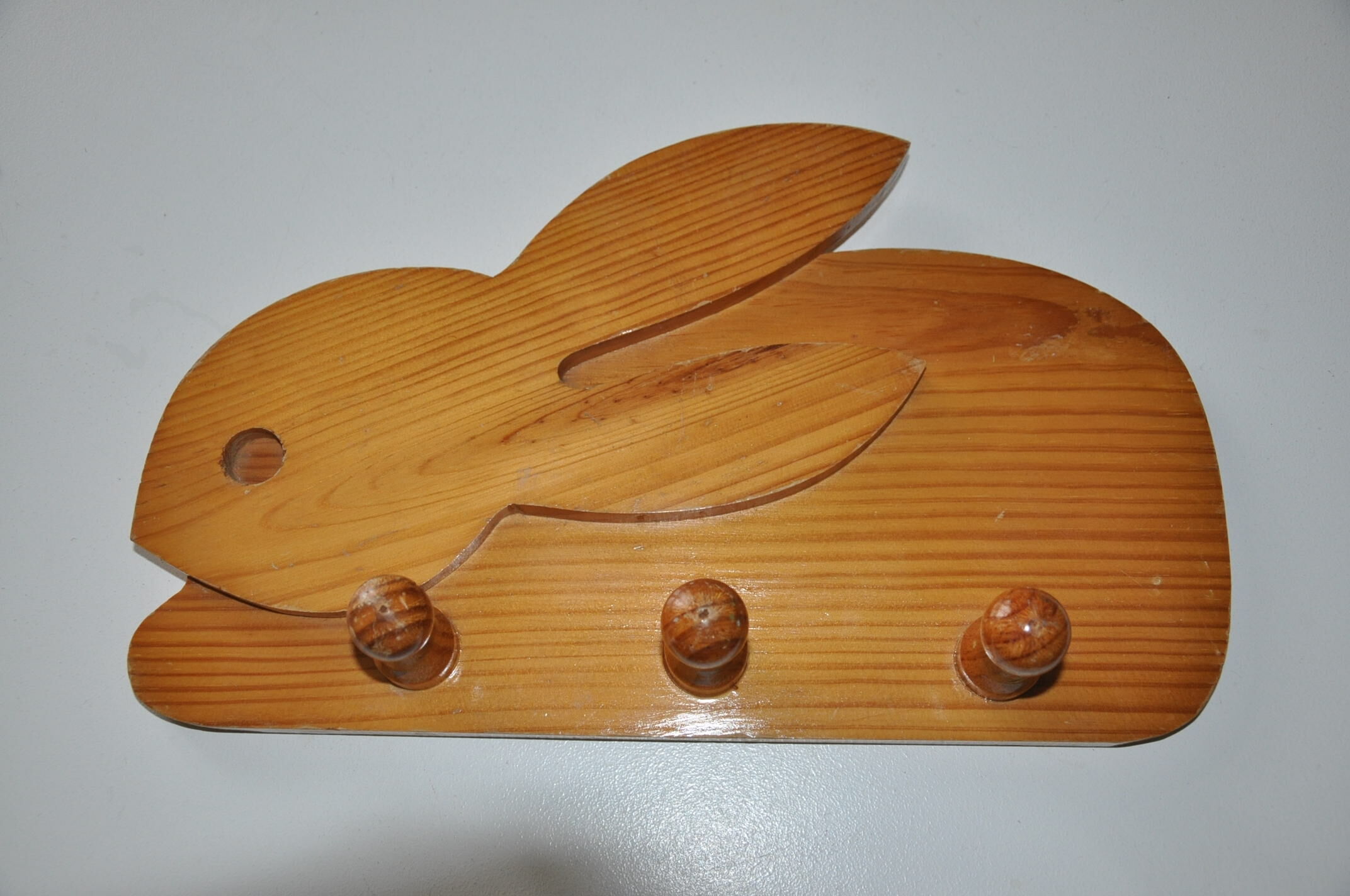 Patère enfant vintage en bois motif lapin