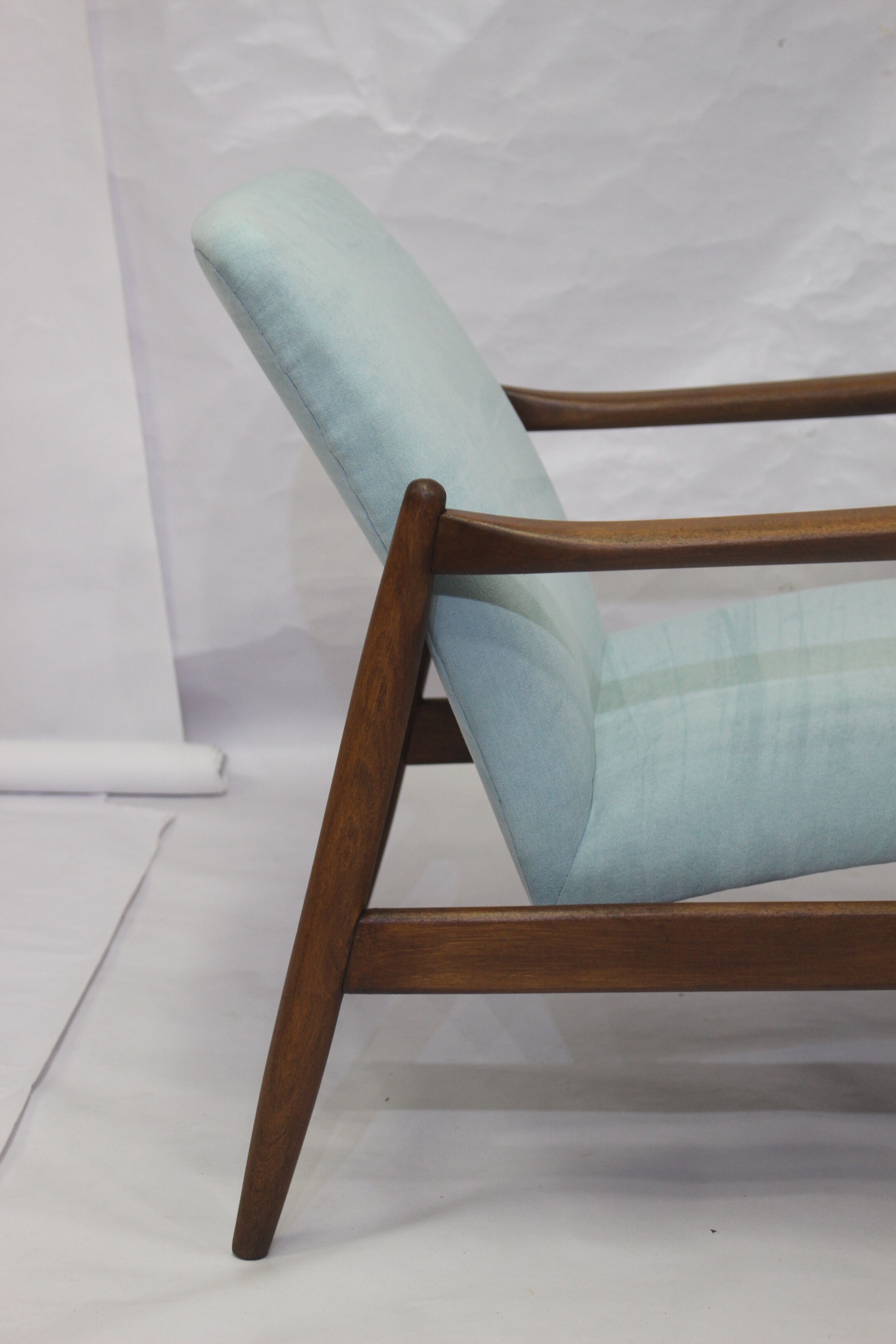 Fauteuil vintage GFM-142 1960 Edmund Homa entièrement restauré tissu bleu aspect velouté