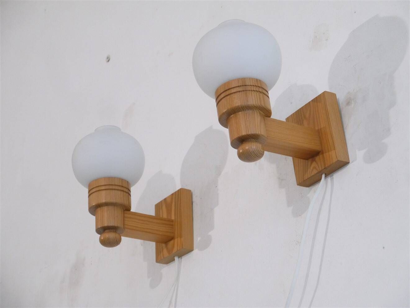 Paire d'applique scandinave en bois et verre opalin