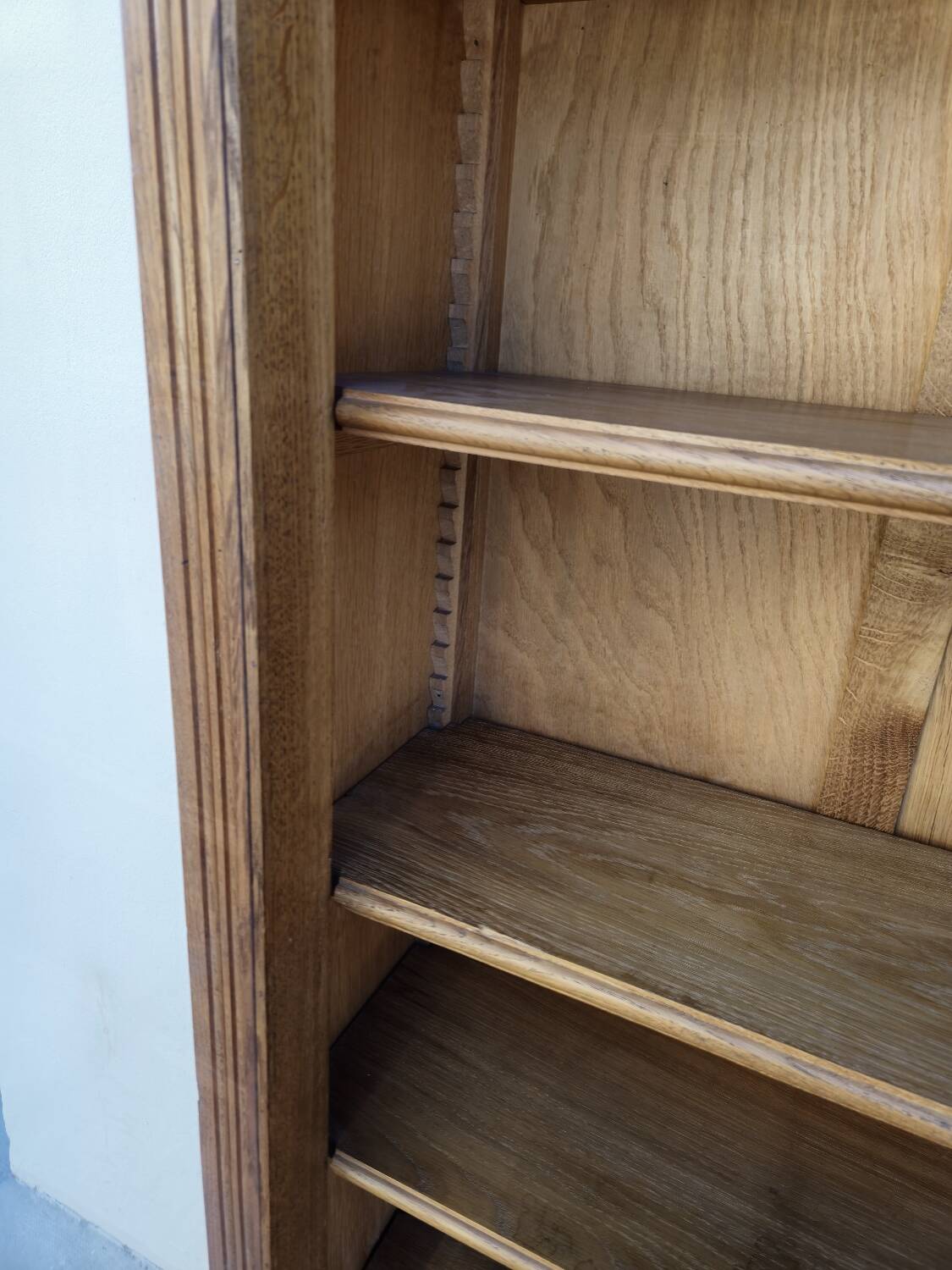 Vitrine parisienne d'école en chêne, 1950