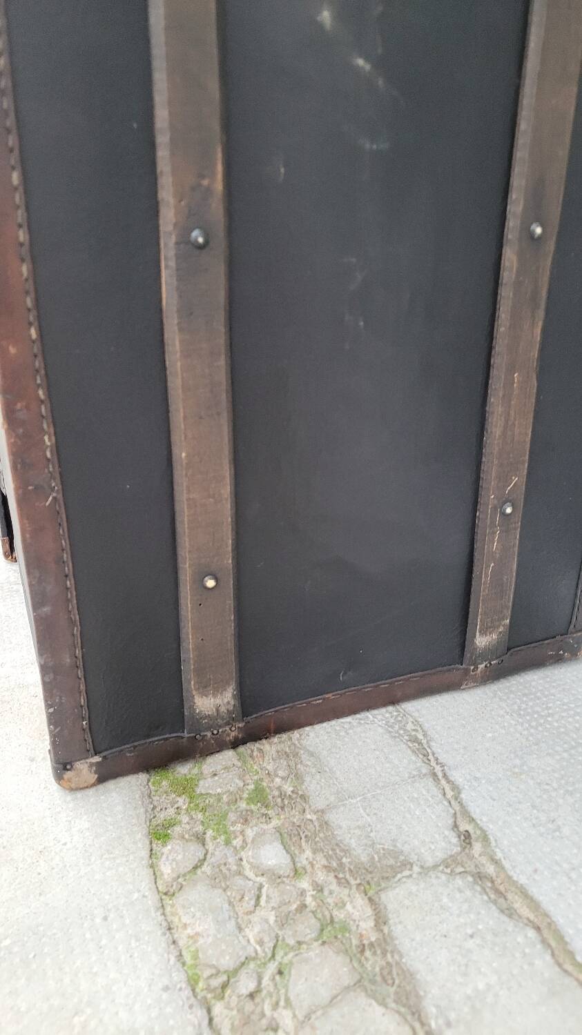 Leather travel trunk from the 1900s