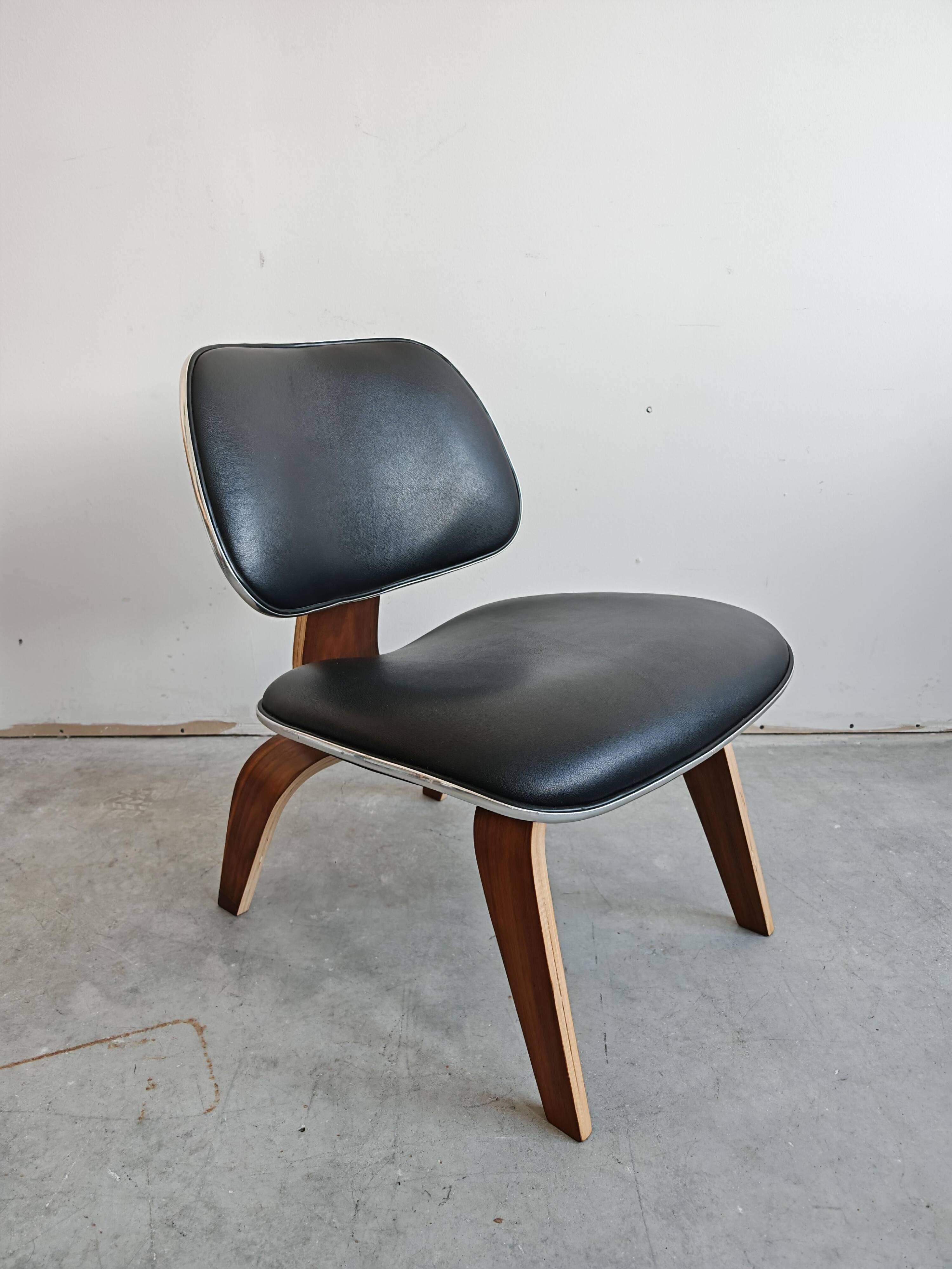 Mid Century Modern lounge chair LCW by Charles and Ray Eames