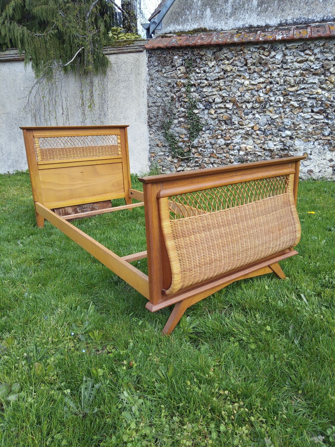 Bed 1 place wood and rattan