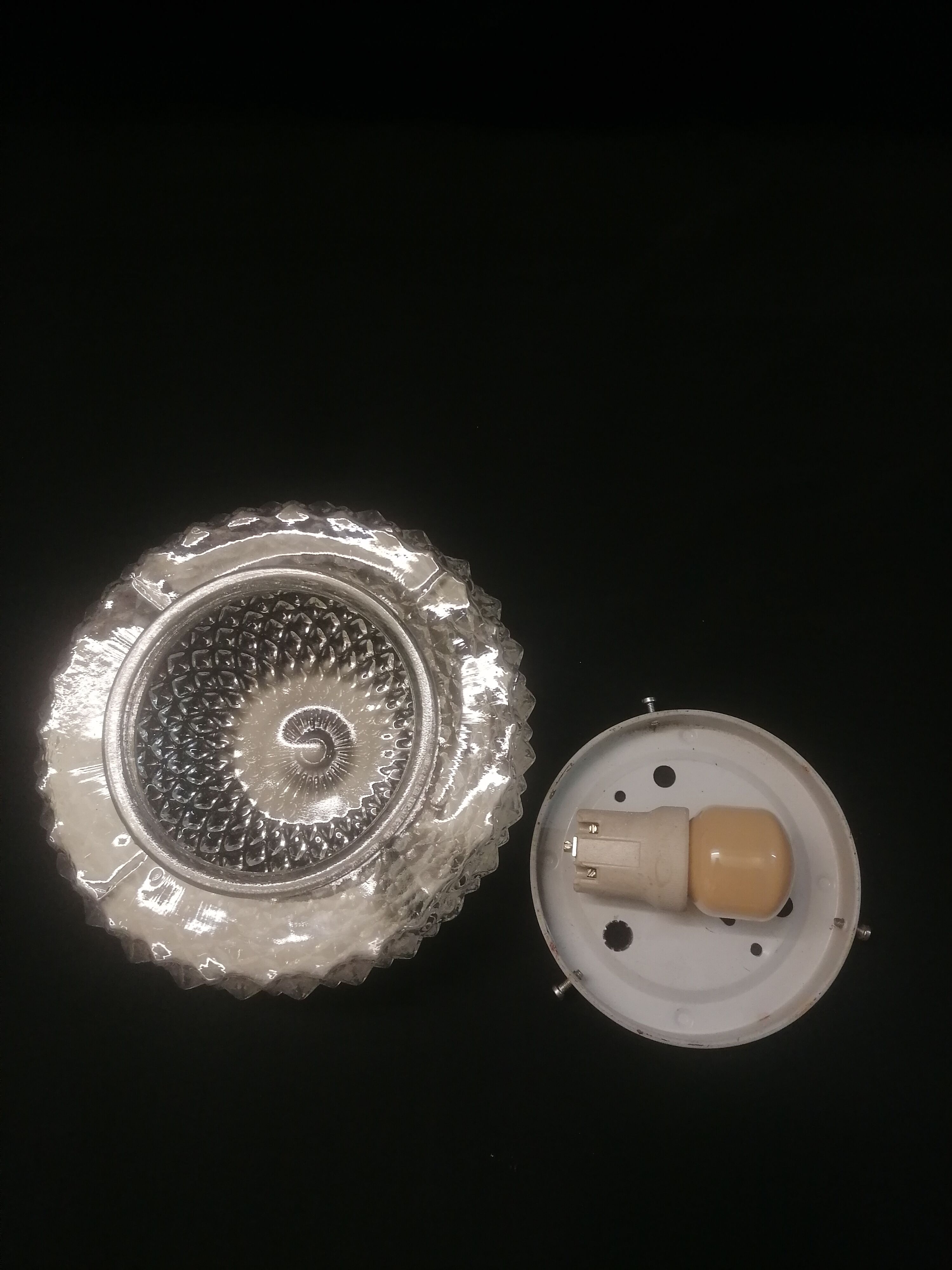 Old ceiling light - Globe glass molded effect tip of diamonds - 70s
