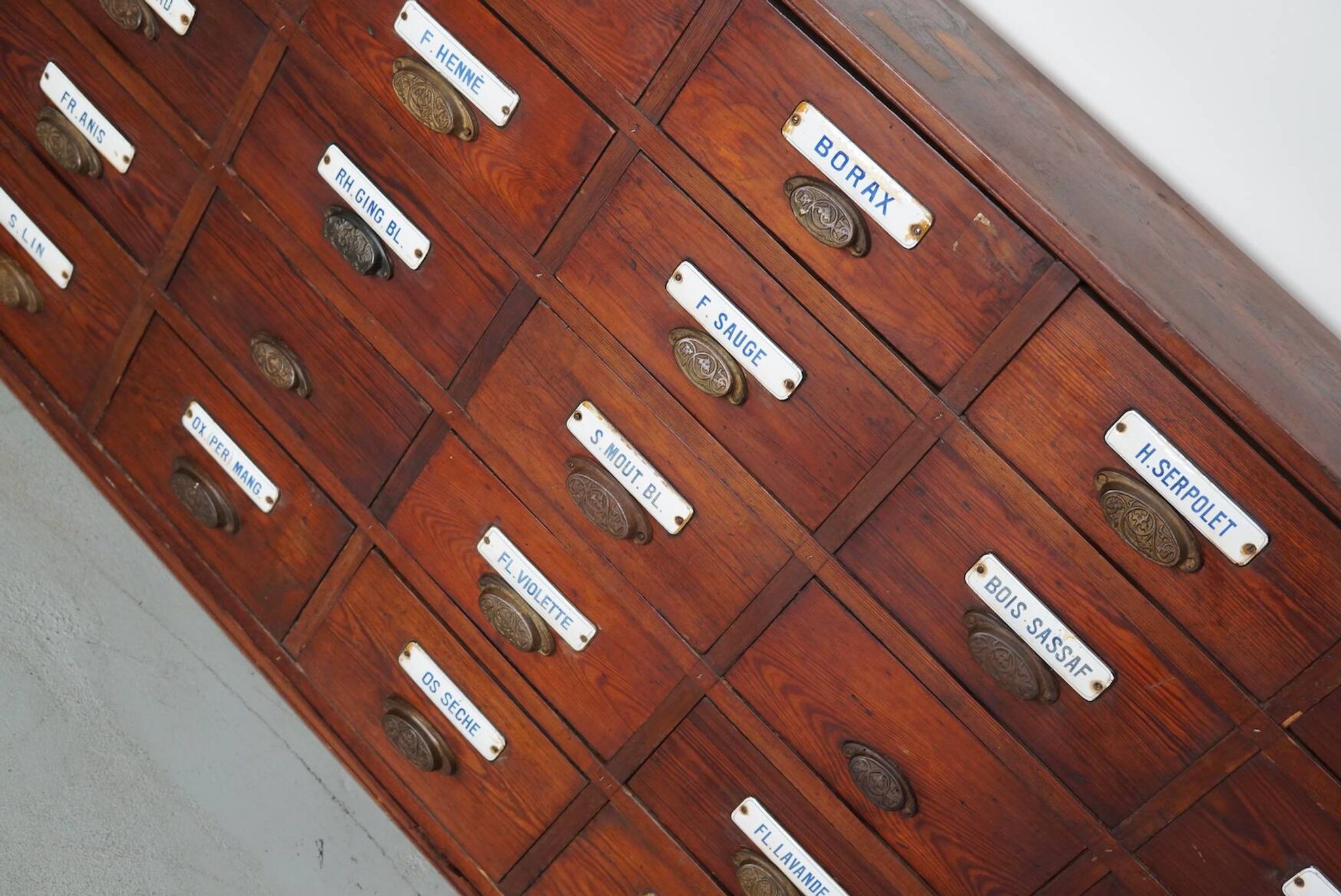 Grand Cabinet d'Apothicaire Antique en Pitch Pine, Belgique, avec Boucliers en Émail, 1900s