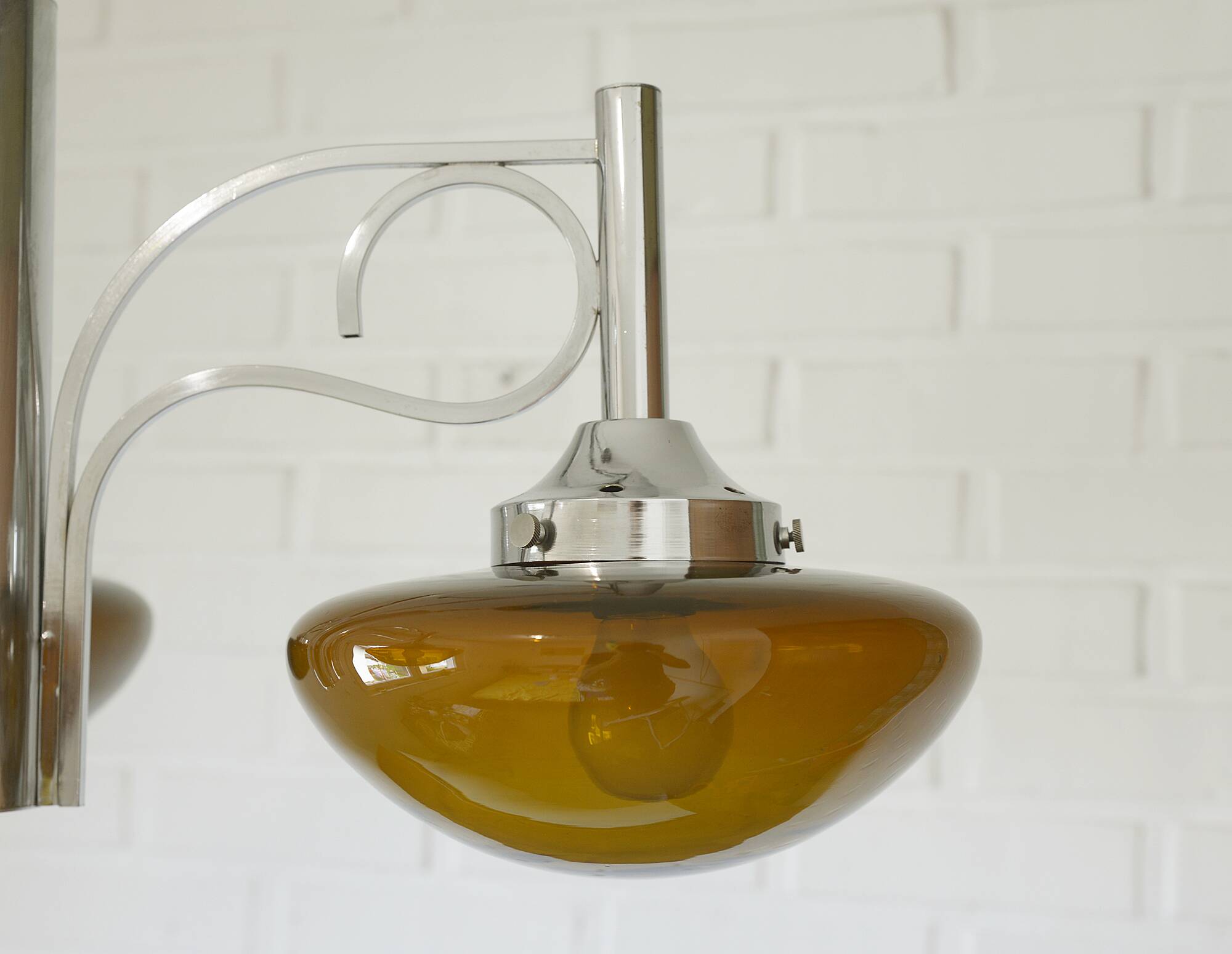 Lustre vintage en chrome, lampe suspendue en verre ambré moderne du milieu du siècle
