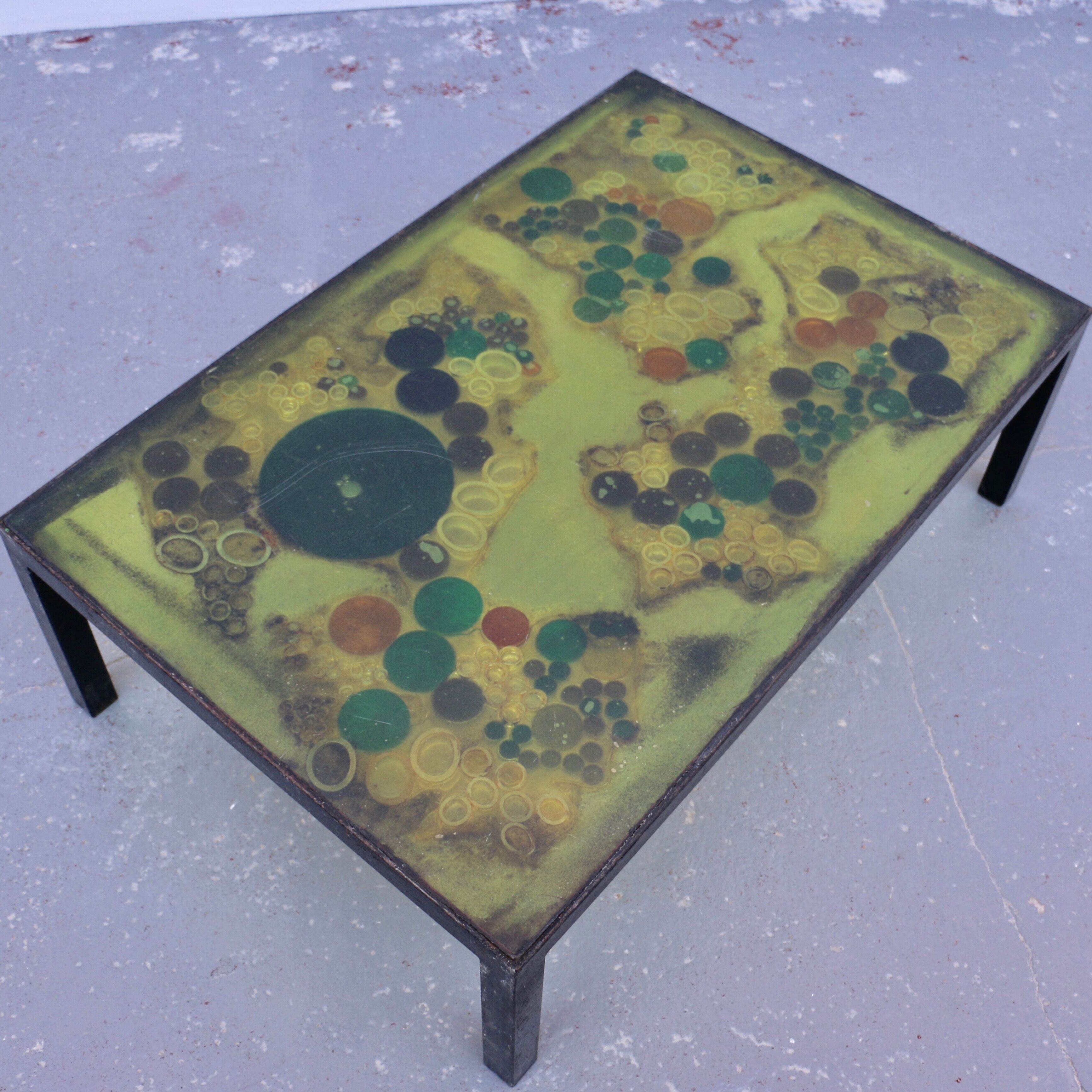 Resin bass table