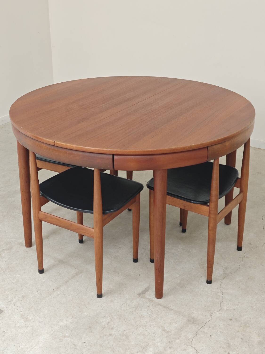 Dining table and 4 chairs by Hans Olsen for Frem Rojle Denmark.