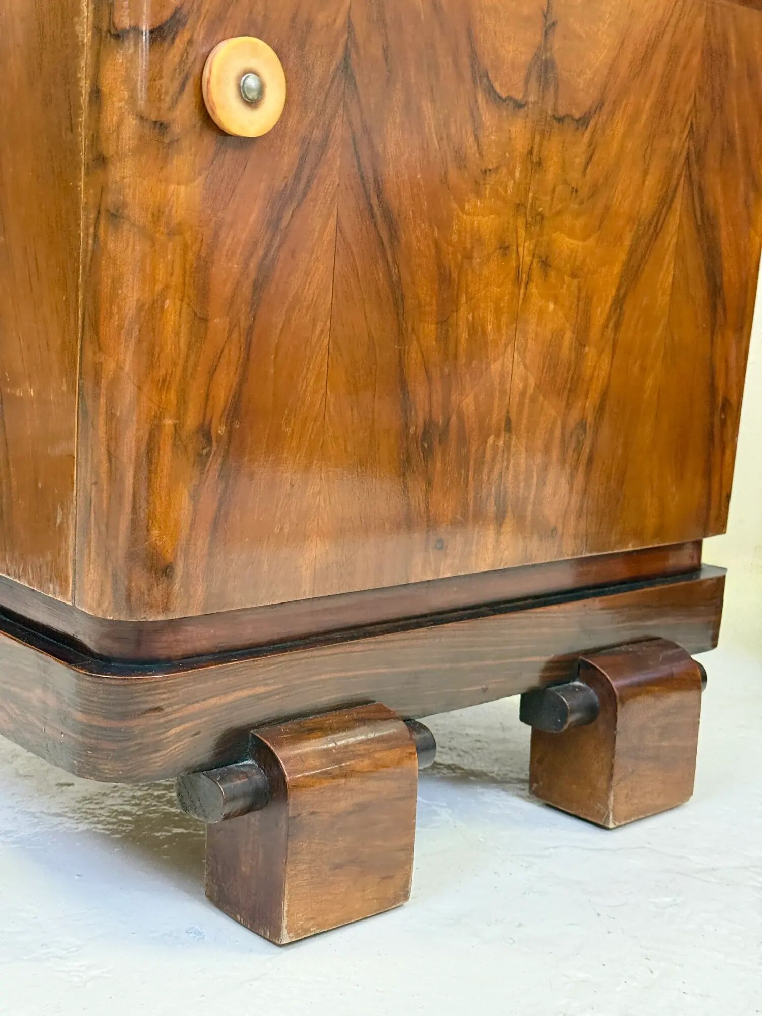 Pair of Art Deco bedside tables in walnut — Italy, 1930-1940