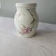 Vase blanc vintage en porcelaine Revol à fleurs roses