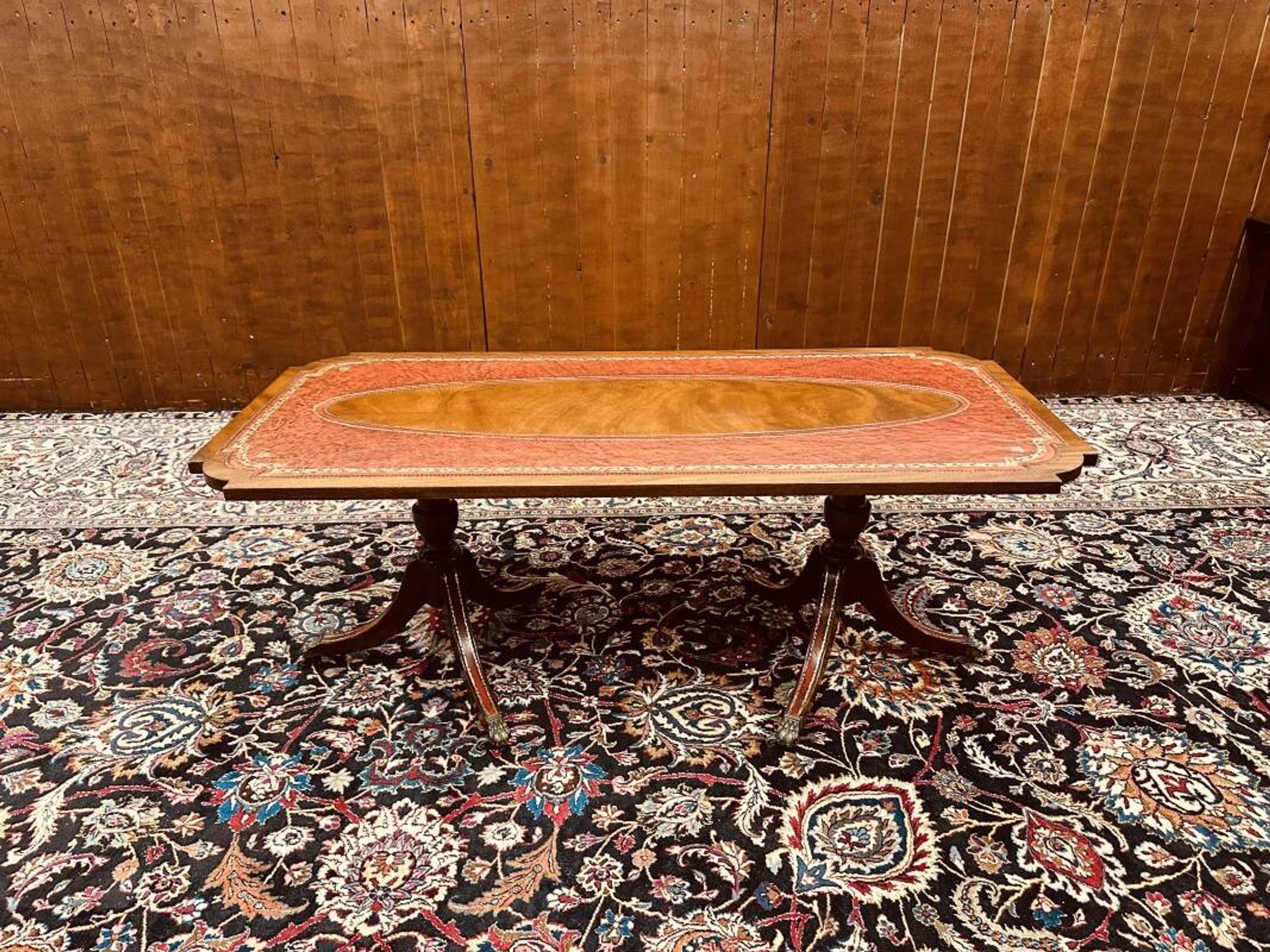 Table basse Chesterfield anglaise antique avec plateau en cuir
