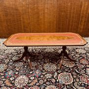 Table basse Chesterfield anglaise antique avec plateau en cuir