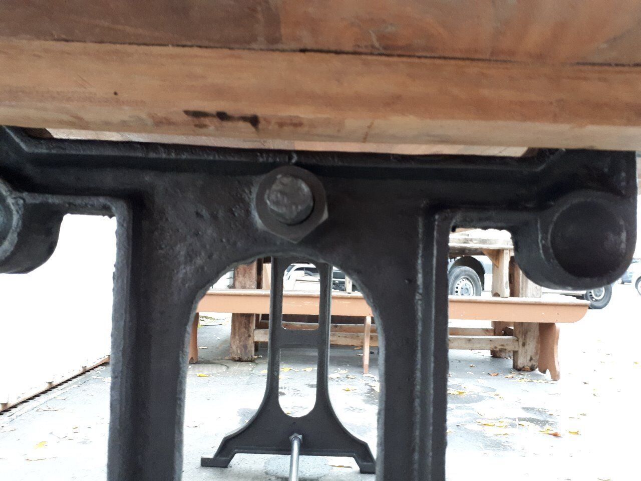 Table design industriel avec superbe piétement en fonte estampillé Singer