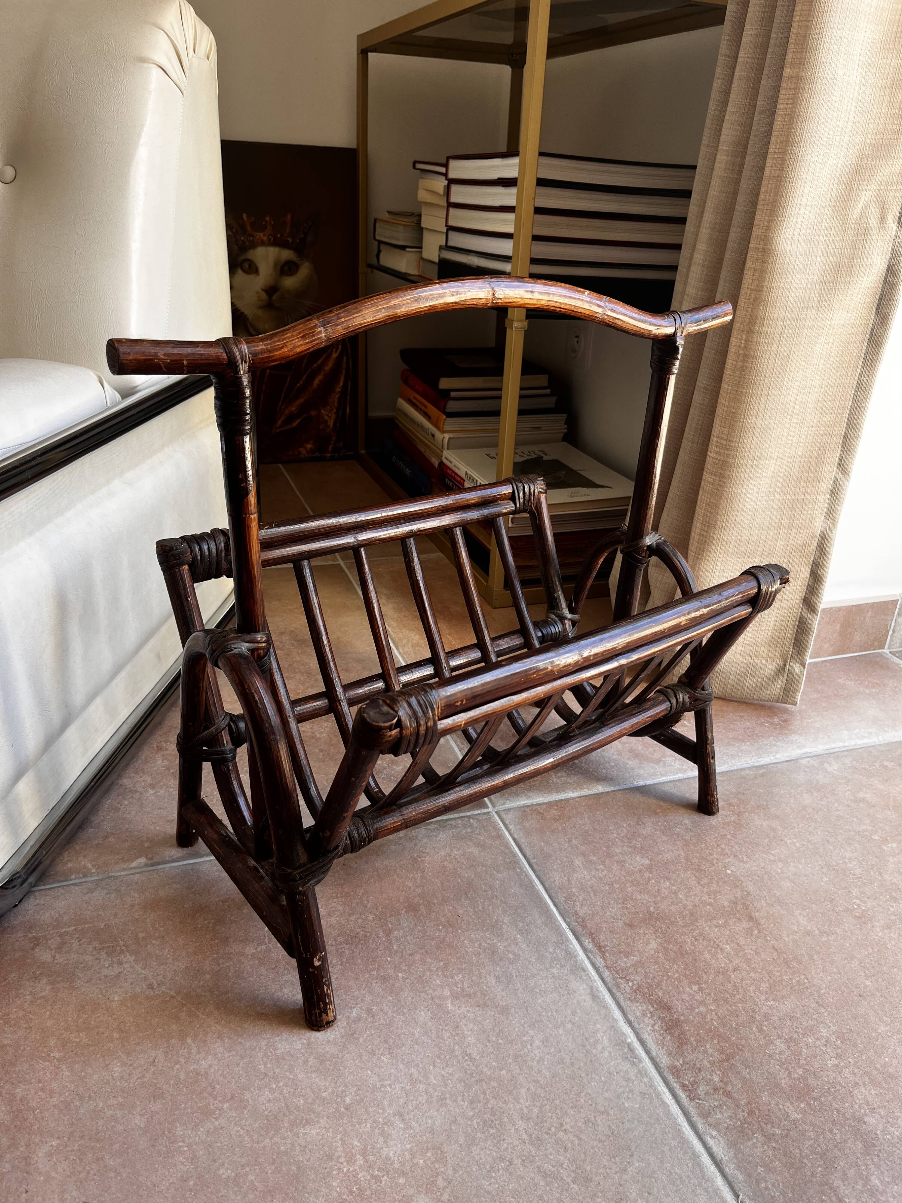 Porte revues en rotin