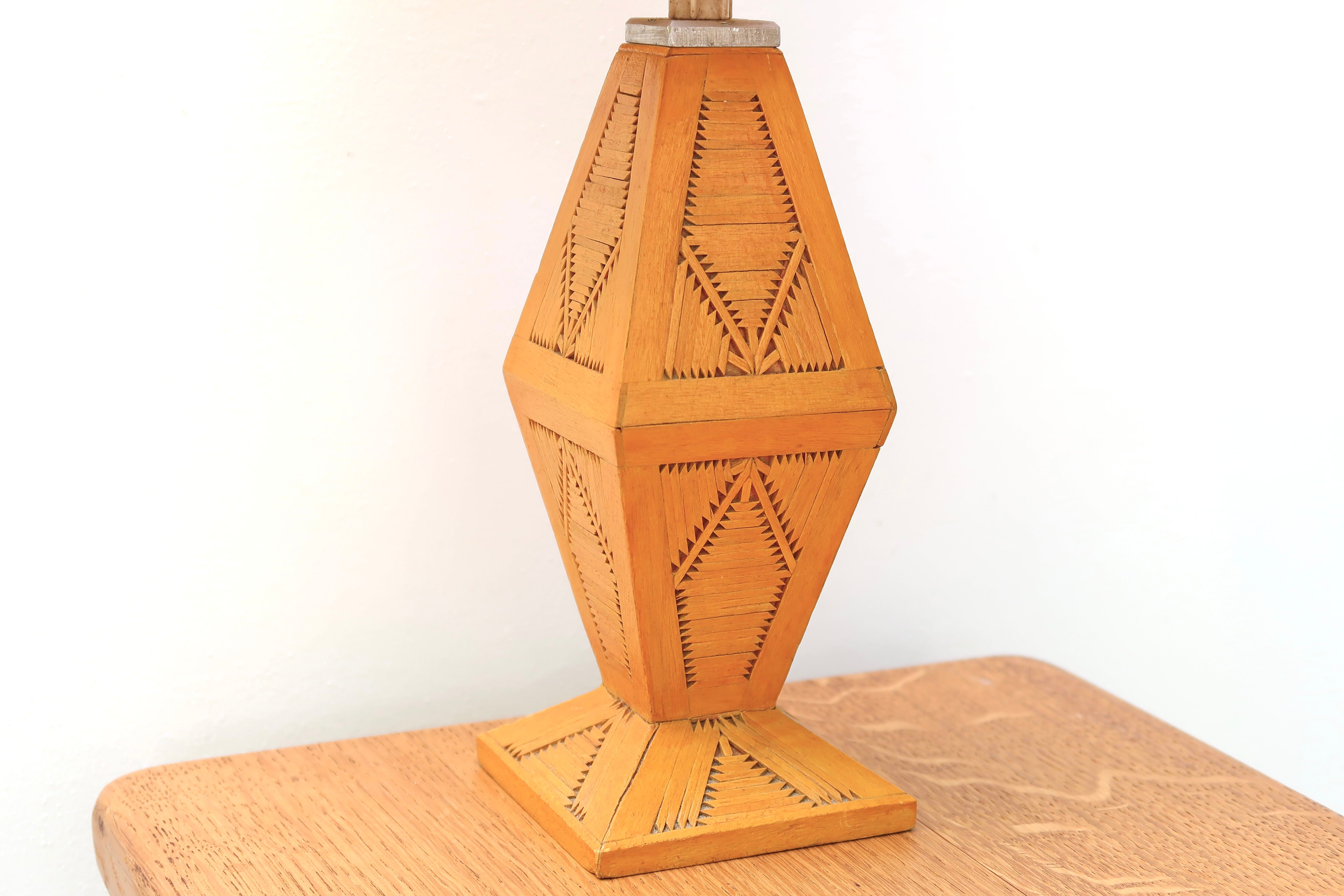Wooden "totem" lamp, raffia lampshade, 70s