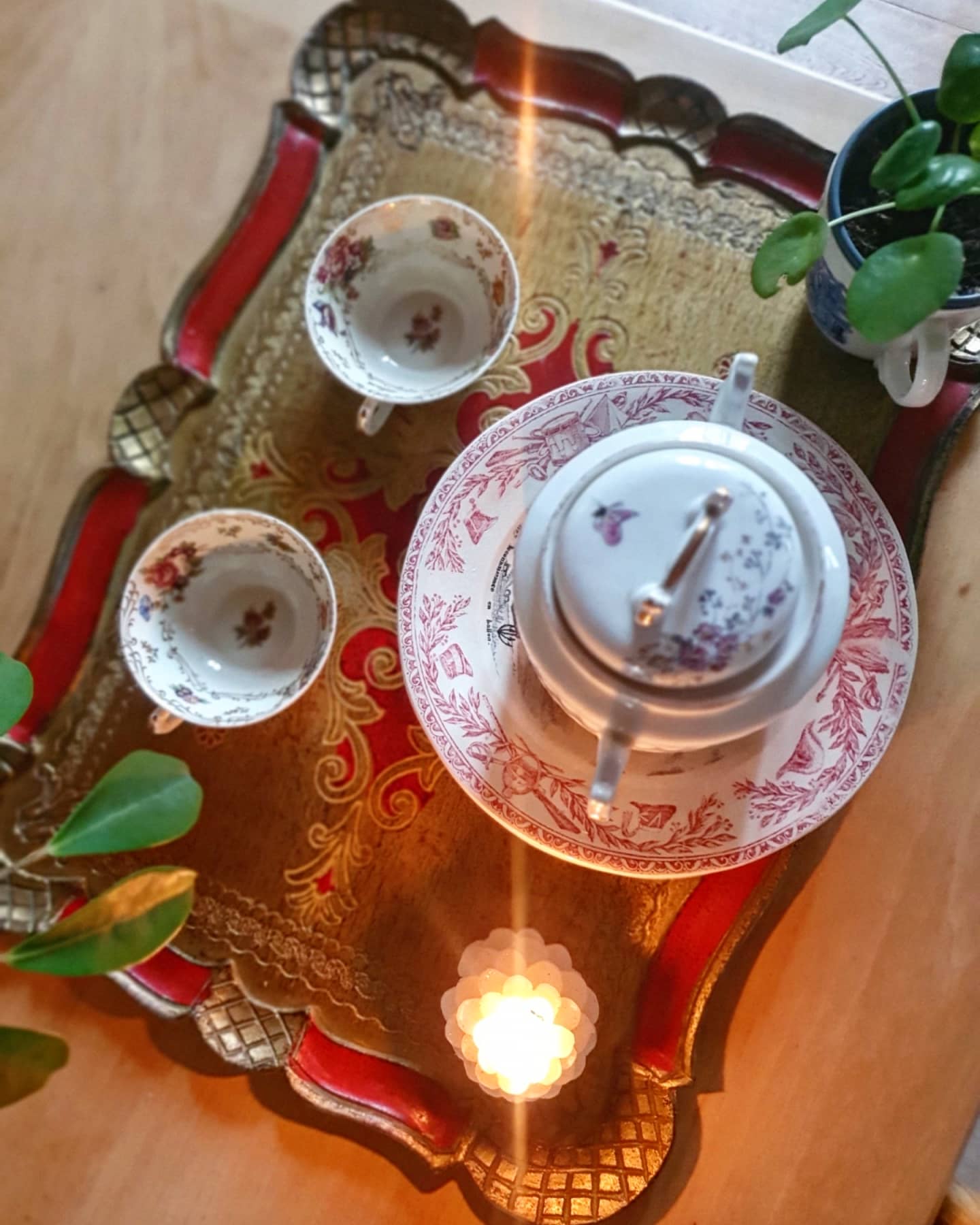 Venetian red and gold plateau