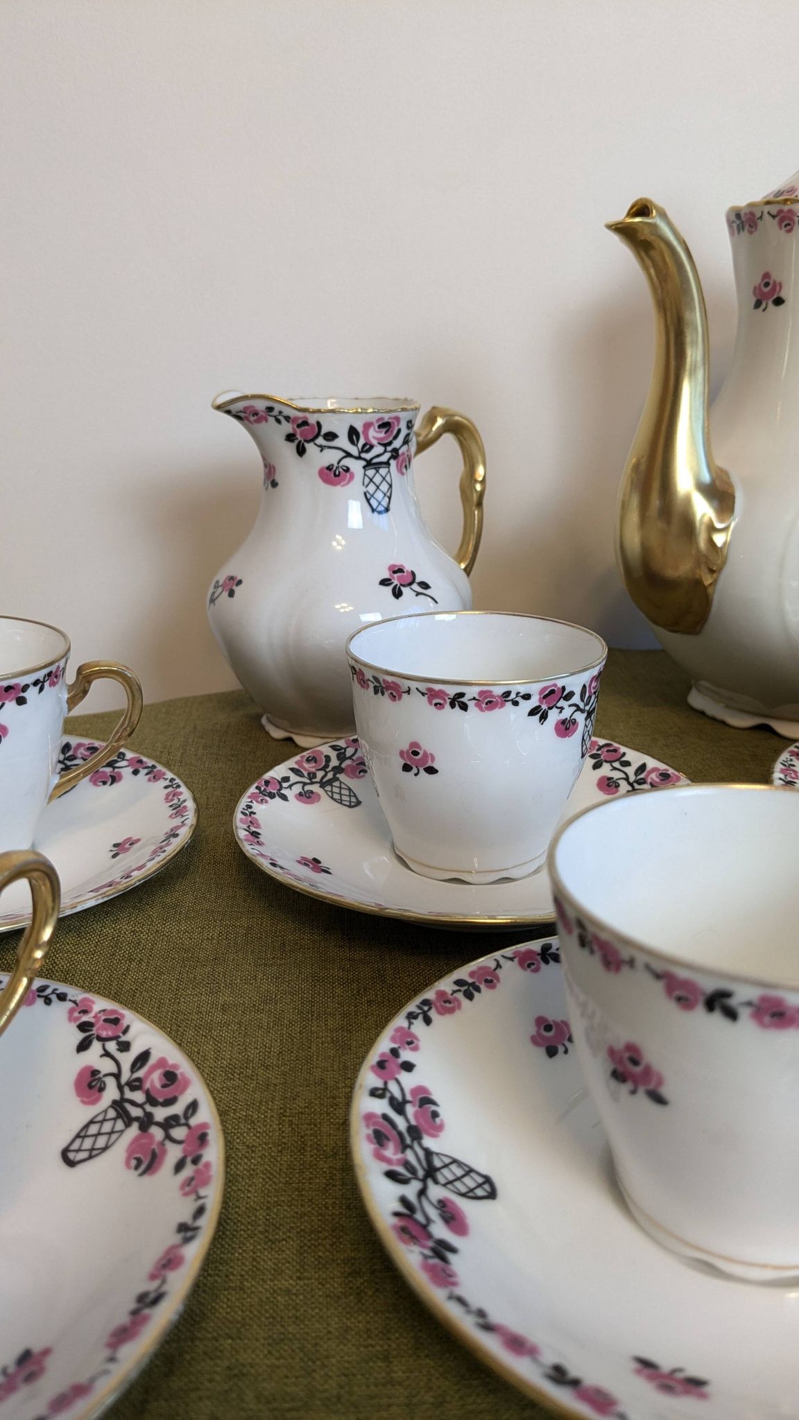 Service à café en porcelaine 18 pièces signé "Aux Lions de Faïence Paris"