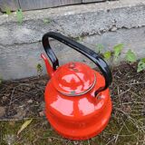 Théière ancienne en tôle émaillée rouge