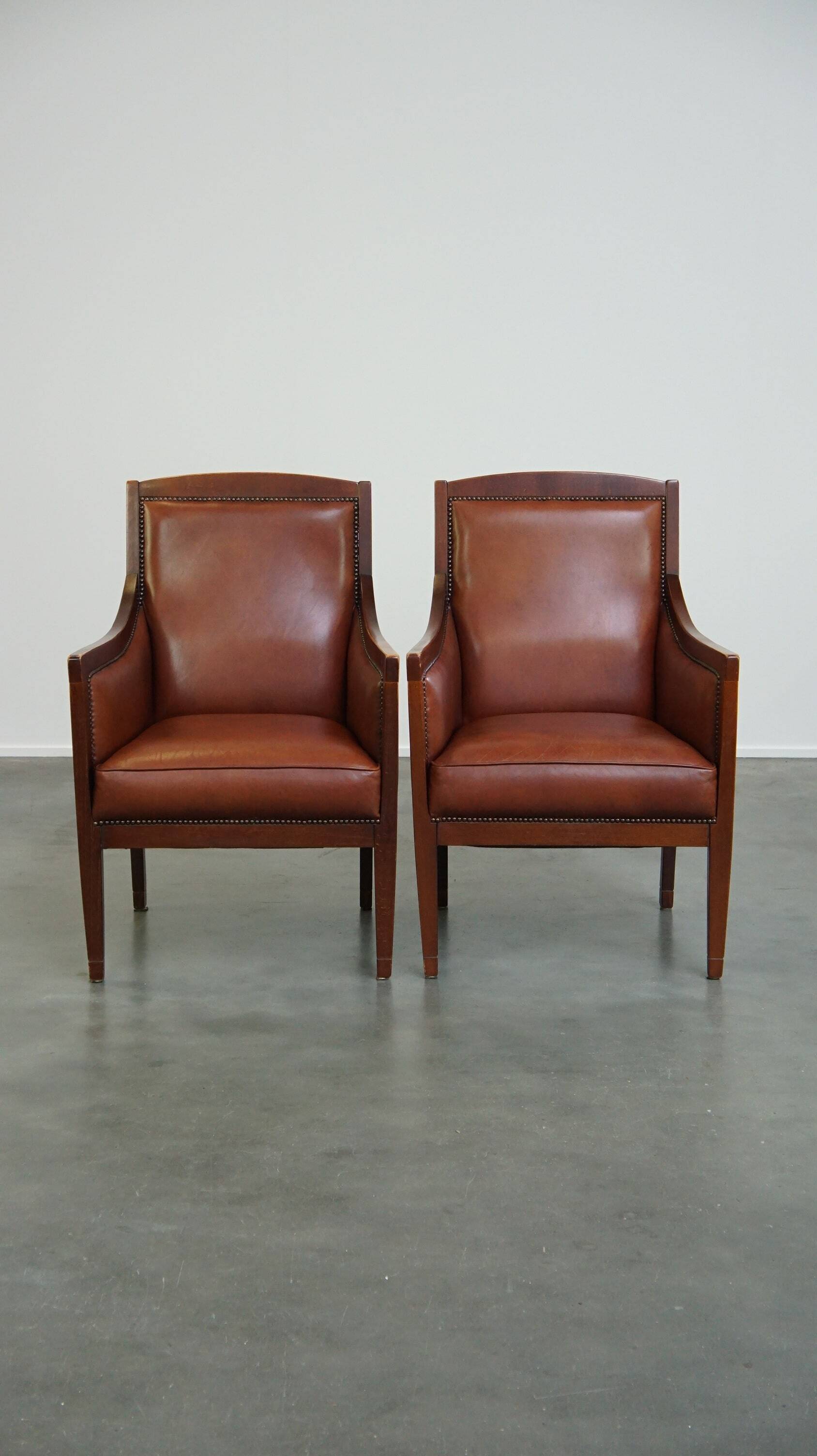 Ensemble majestueux et luxueux de 4 fauteuils design Art Déco en cuir de vachette couleur cognac