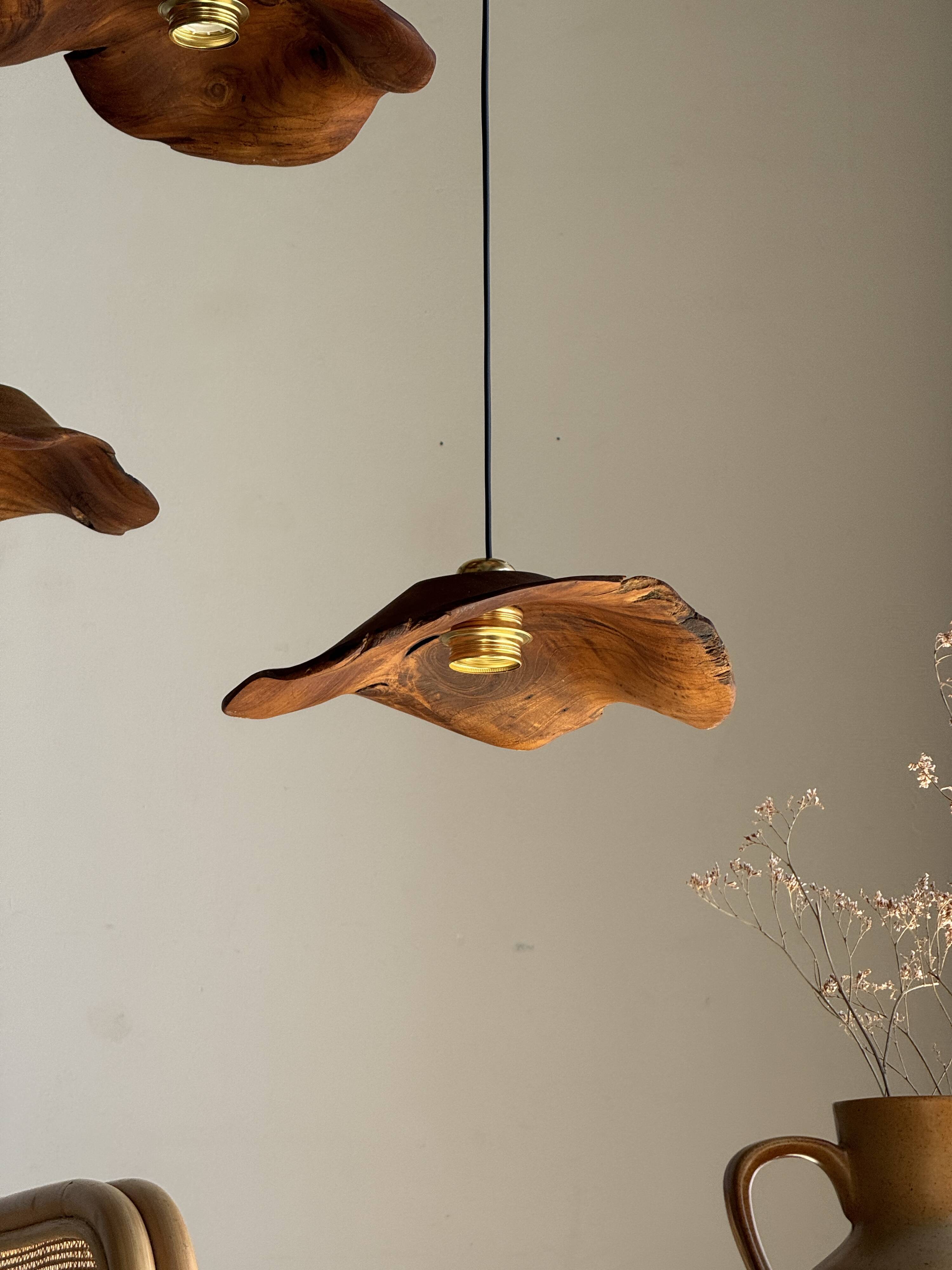 Small wavy flat leaf pendant in teak D:30