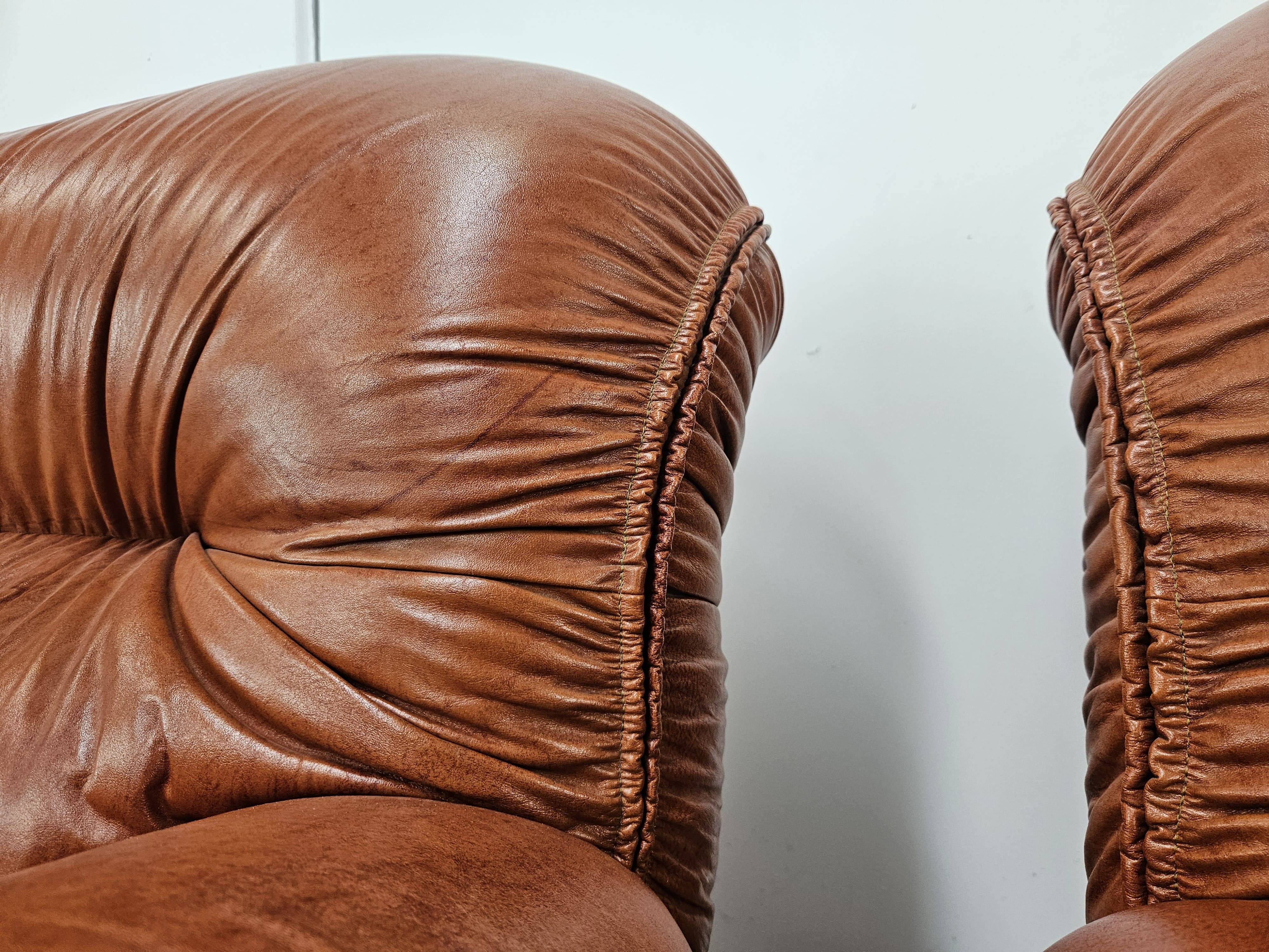 2 fauteuils en cuir cognac, années 1970