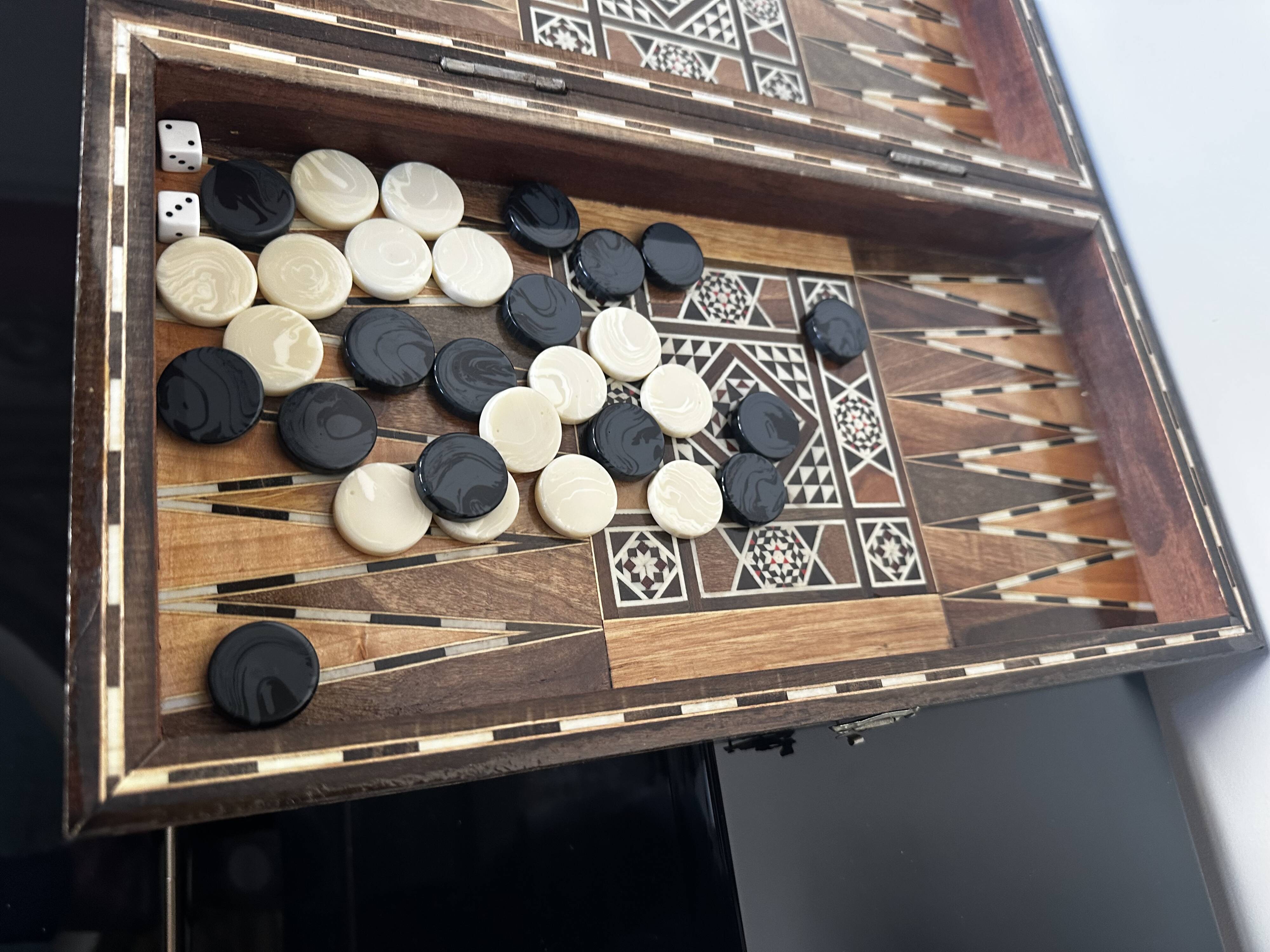 Jeu de Backgammon ancien en Bois Marqueté Syrien