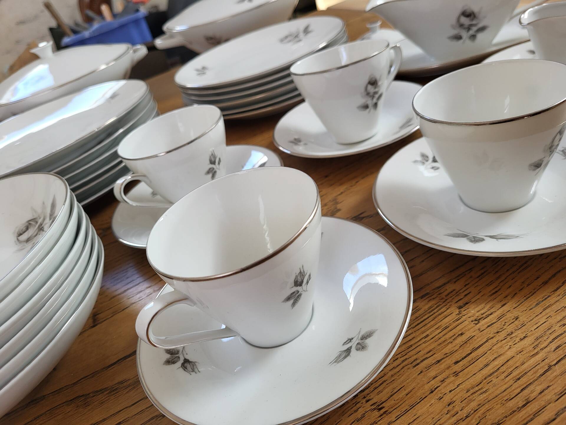 36-piece porcelain service