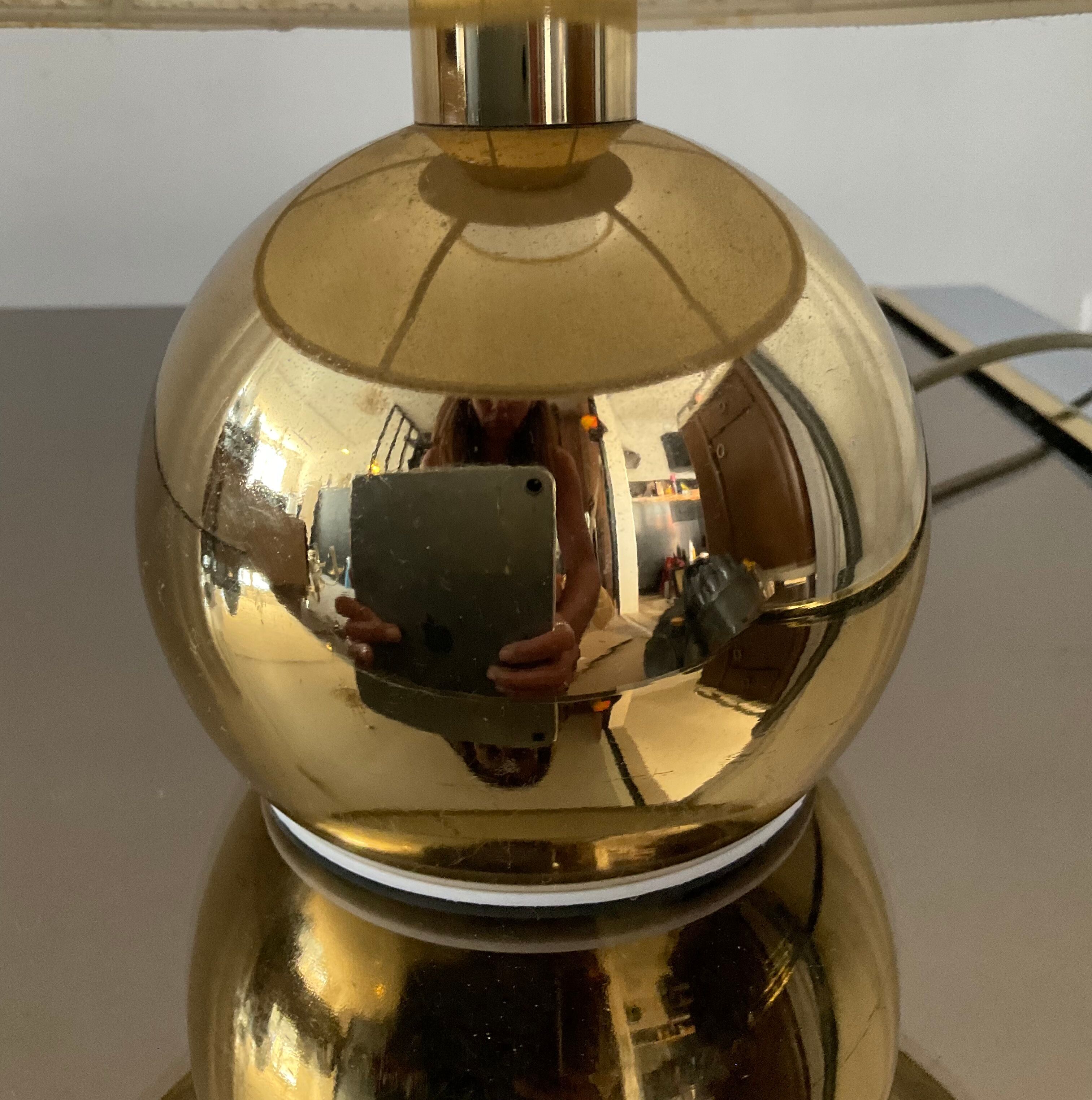 Lampe vintage boule en metal doré années 70