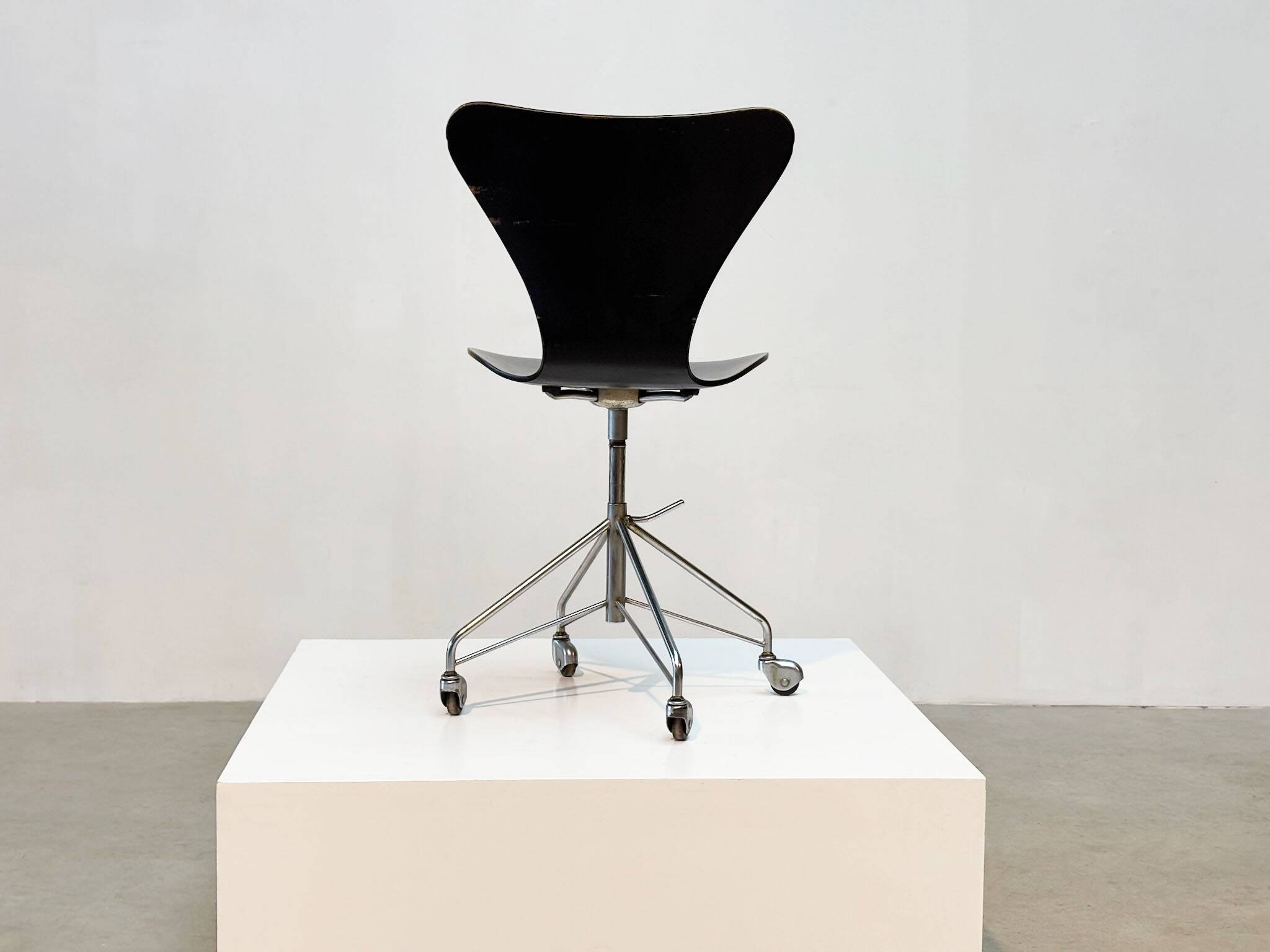 Early 3217 office chair by Arne Jacobsen