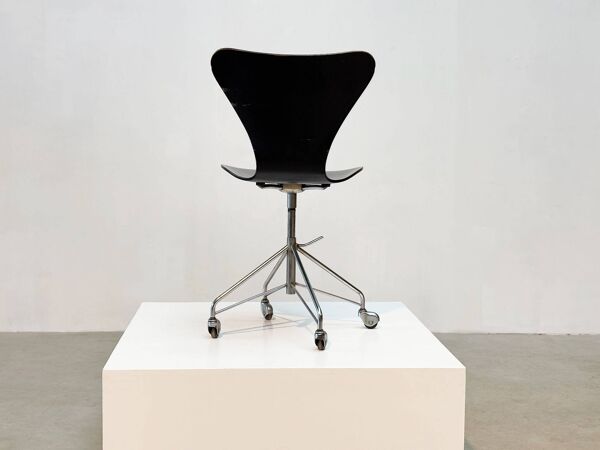 Chaise de bureau Early 3217 par Arne Jacobsen