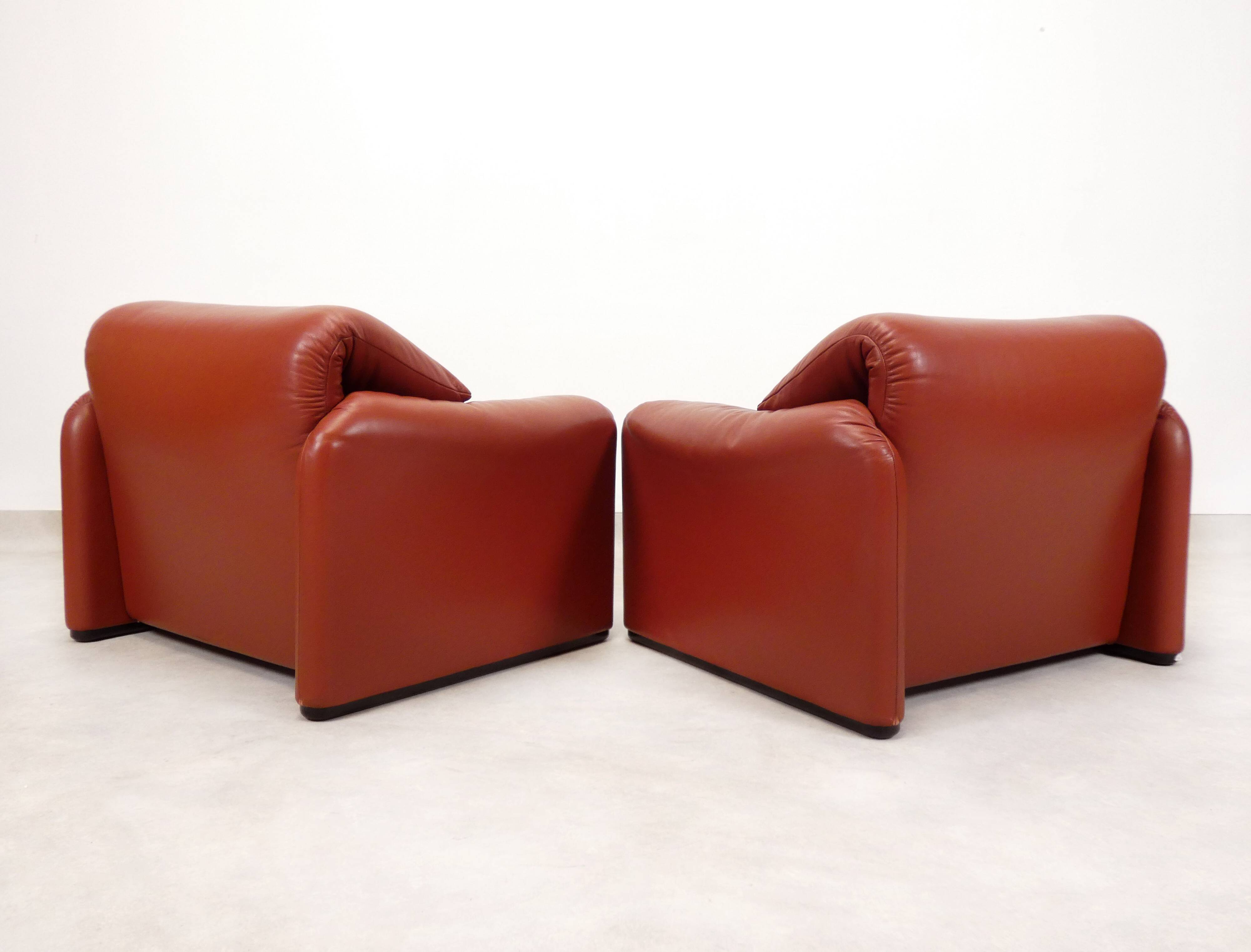 2 Cassina Maralunga fauteuils with ottoman