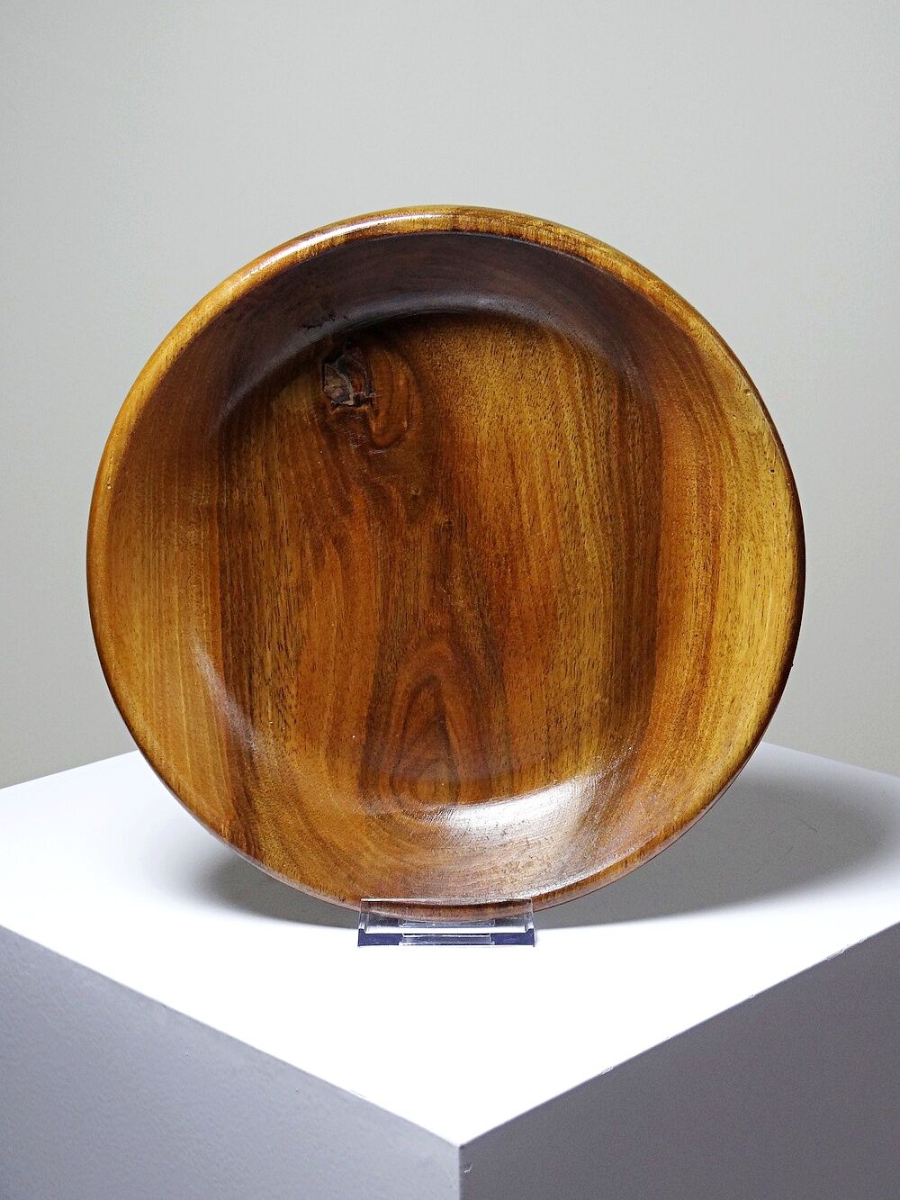 Teak or acacia wood bowl, vintage craftsmanship from the 70s to 2000s.