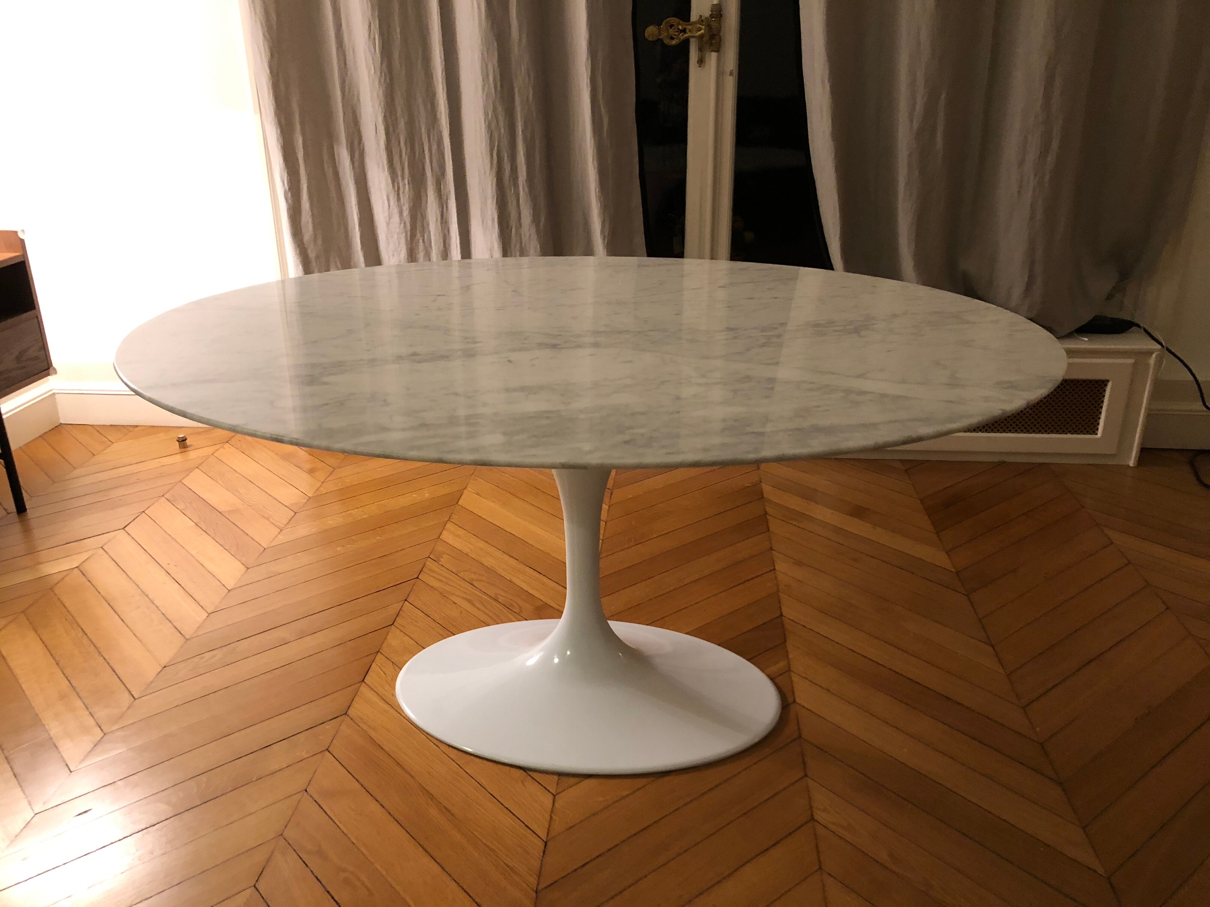 Table Tulip en marbre blanc ovale