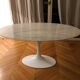 Table Tulip en marbre blanc ovale