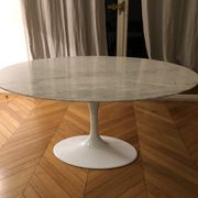 Table Tulip en marbre blanc ovale