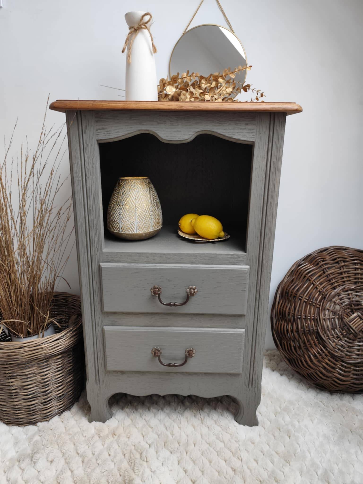 Oak chest of drawers