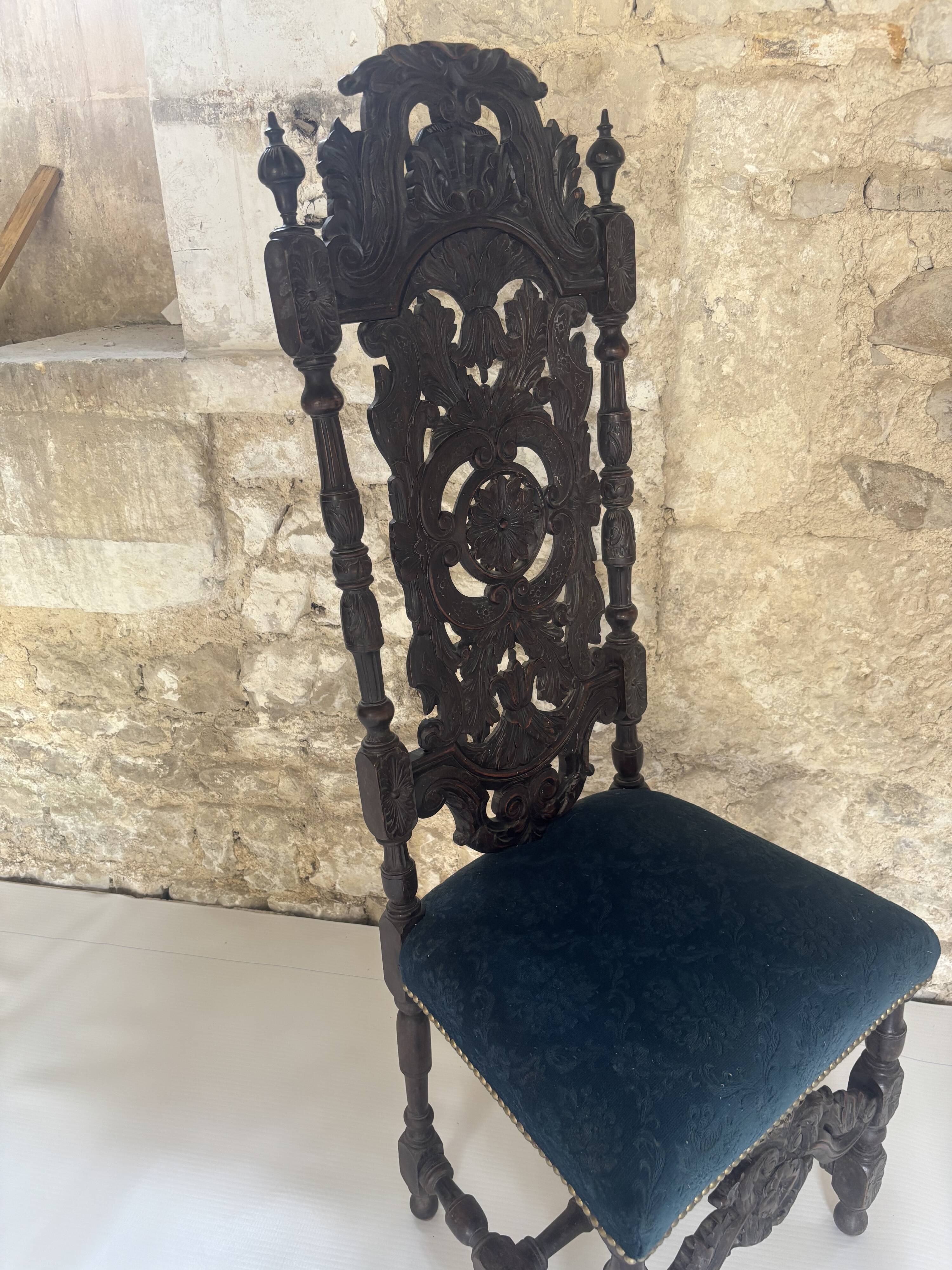 19th-century Renaissance chair in velvet – A statement piece