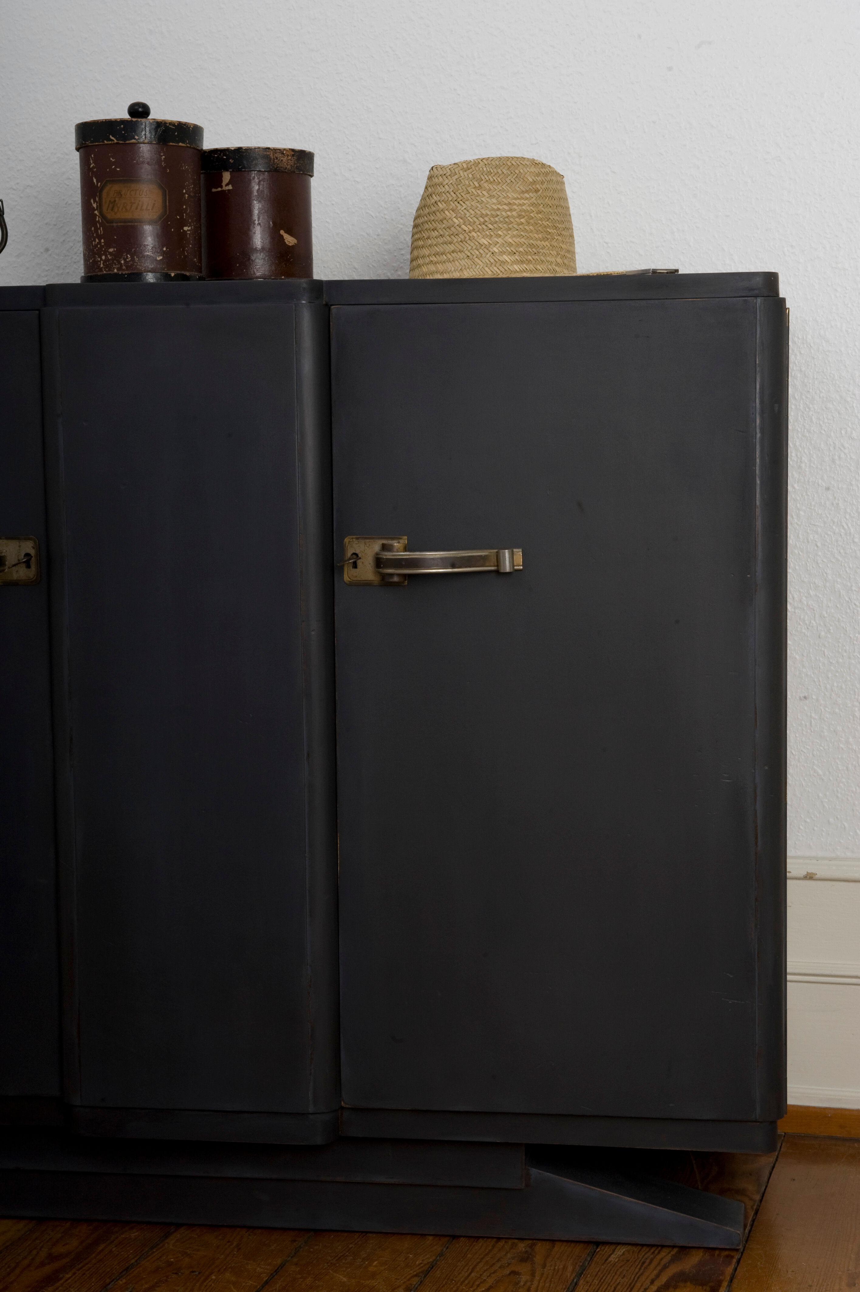 Commode bahut peinte et patinée couleur carbone