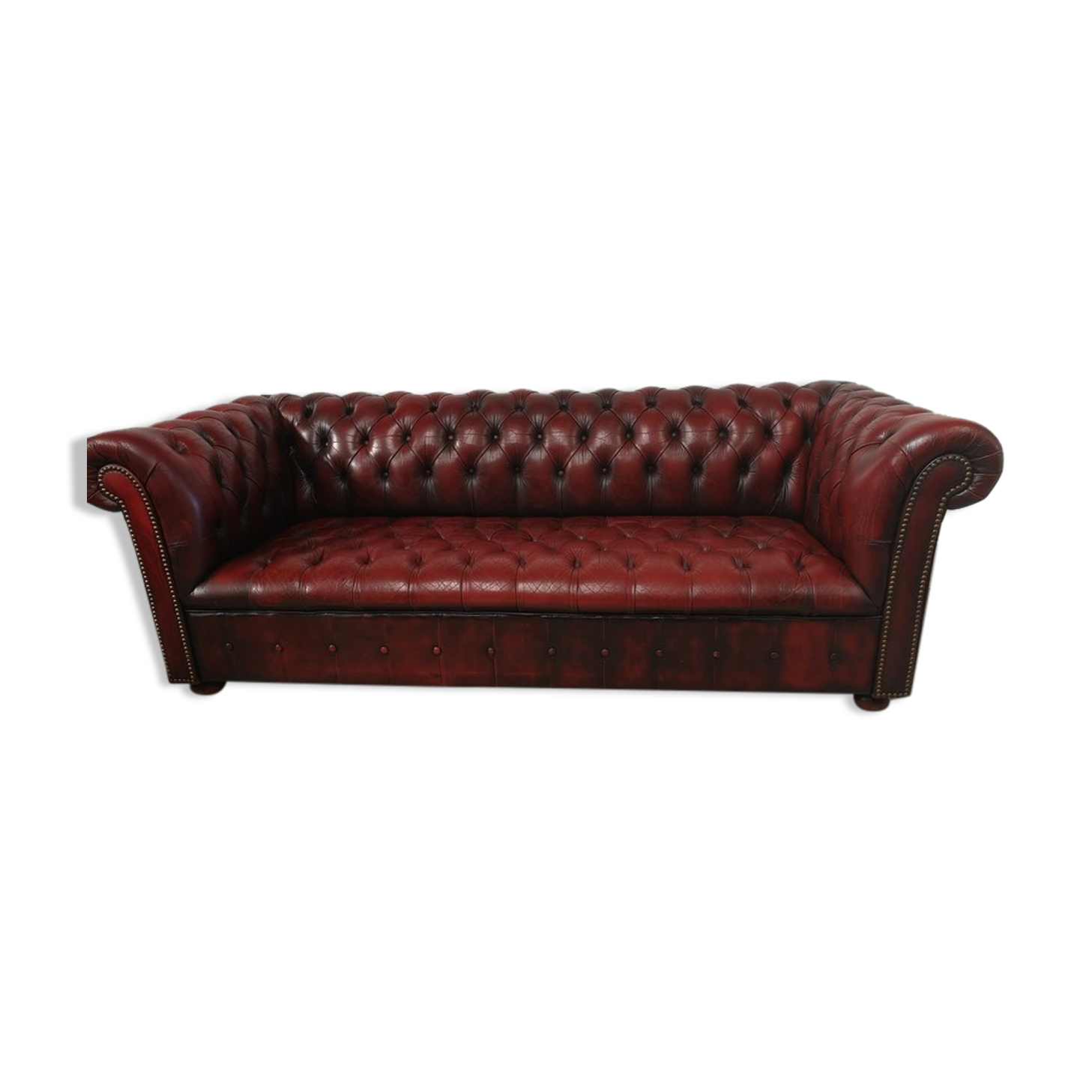 Canapé Chesterfield cuir rouge capitonné