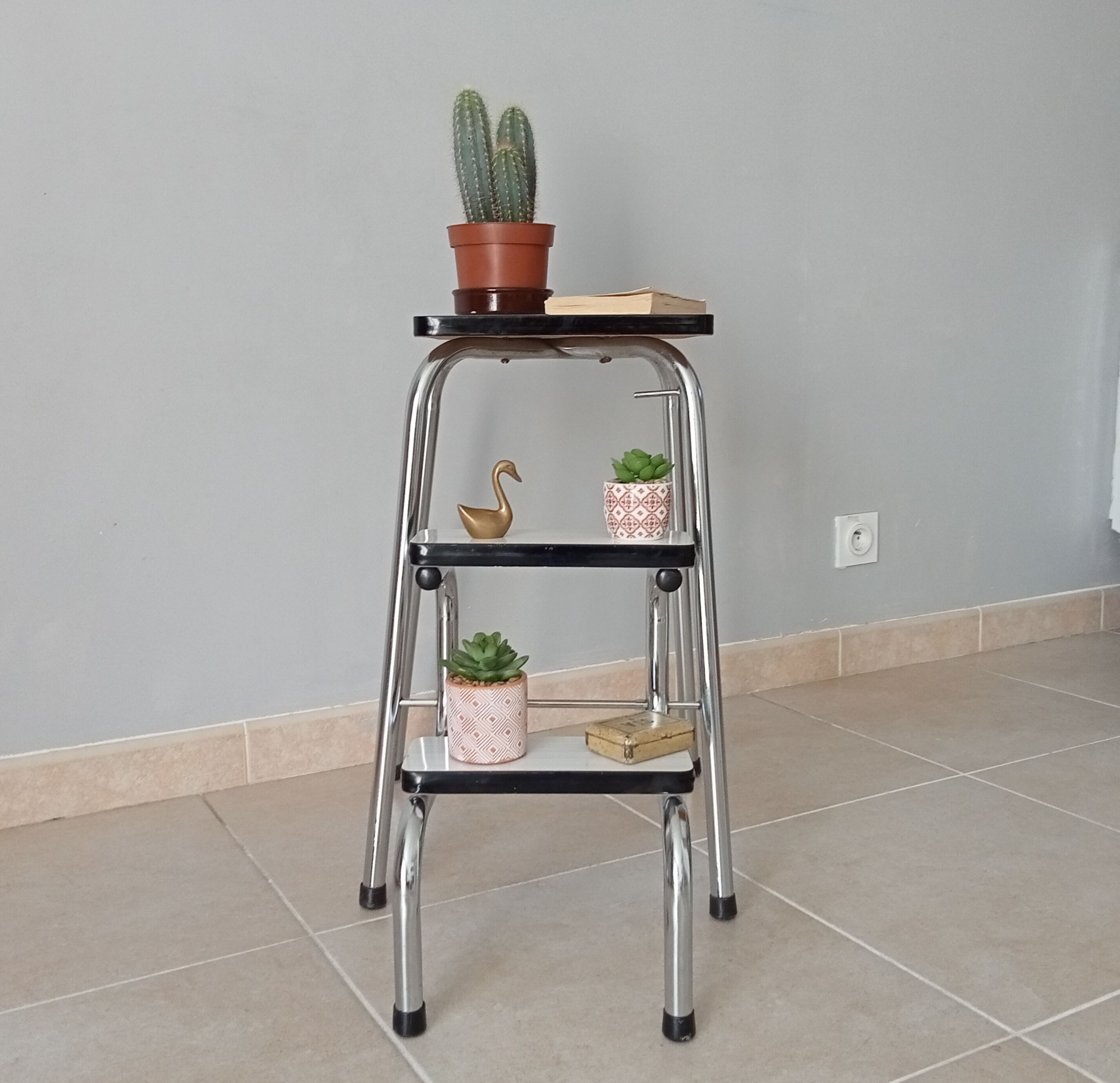 Vintage stepladder in chrome and formica 70s/80s