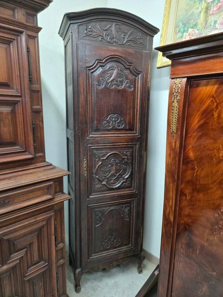 Louis XV period Lyonnaise bonnetière in solid walnut,