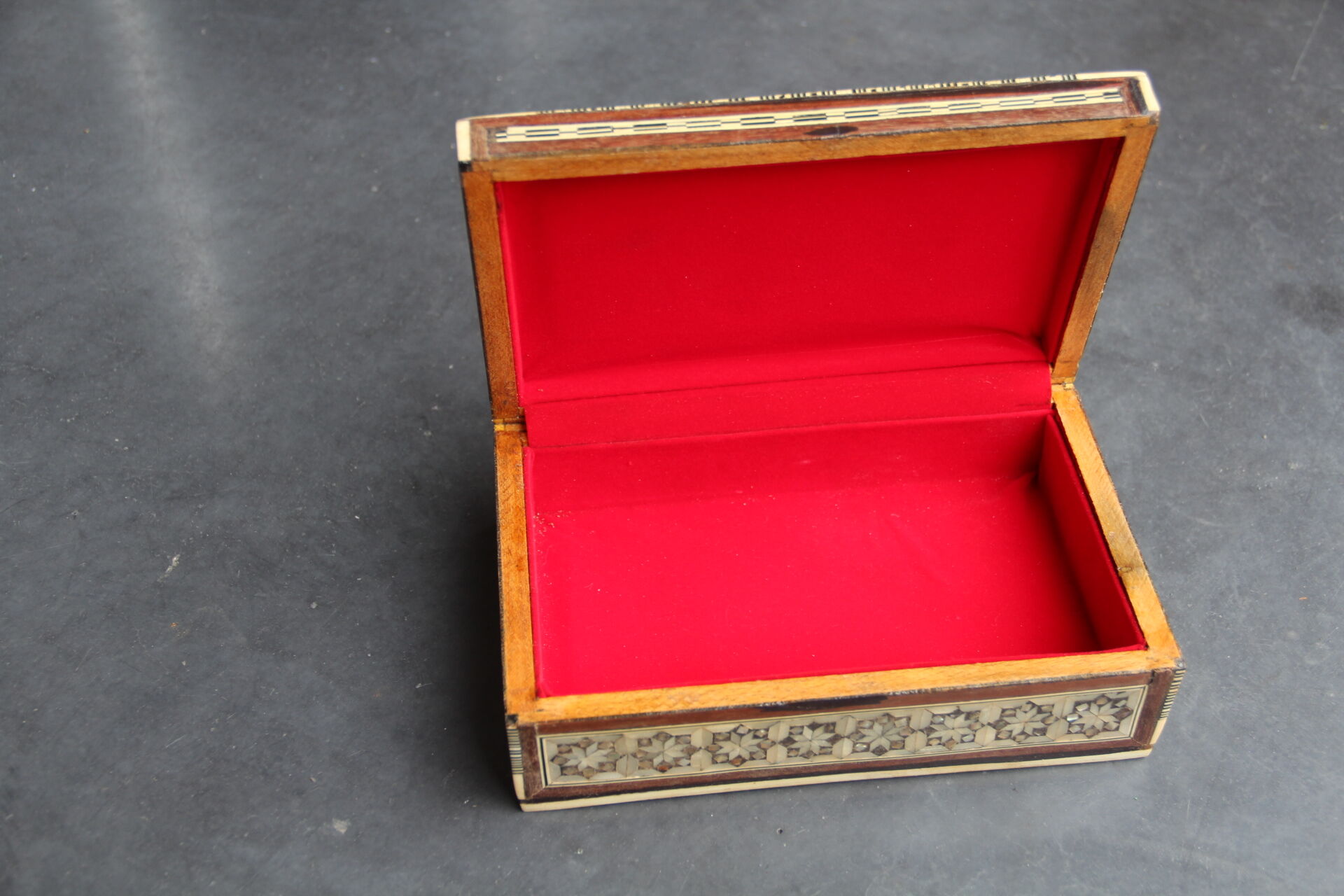 Nice little old mother-of-pearl box, ivory, horn